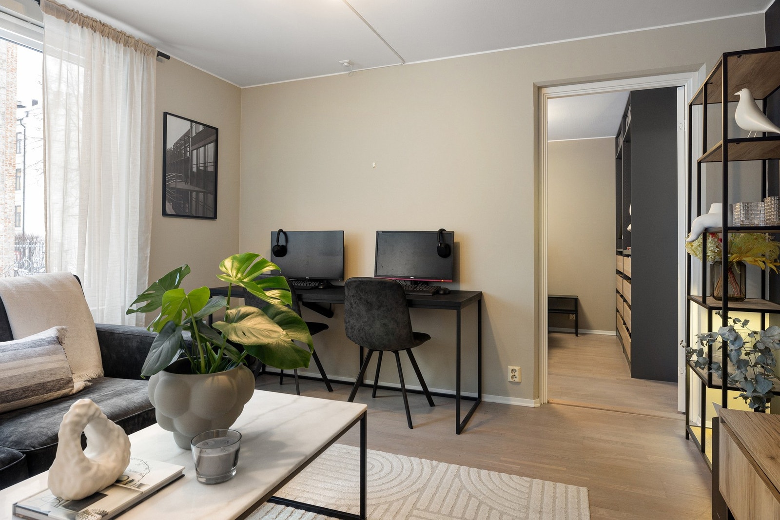 Rommets utforming gir plass til å innrede med en komfortabel sofagruppe, mediemøblement og spisebord for deg som ønsker det. Galleribilde