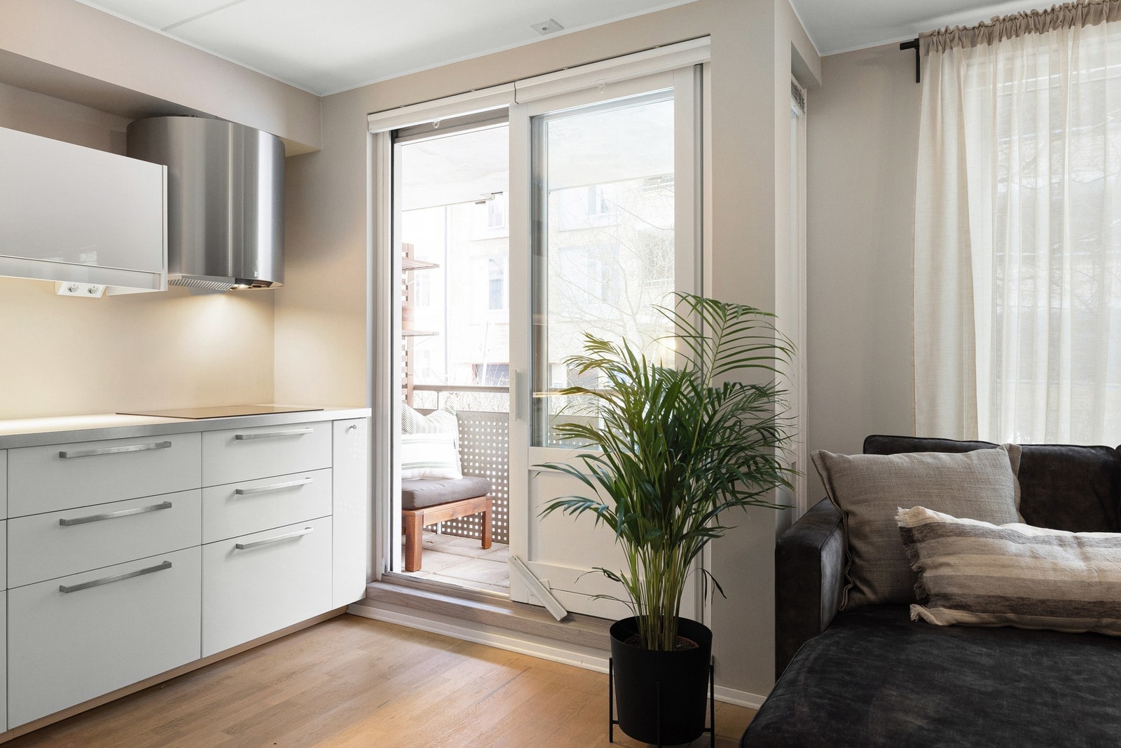 Direkte utgang til balkongen fra kjøkkenet. Galleribilde