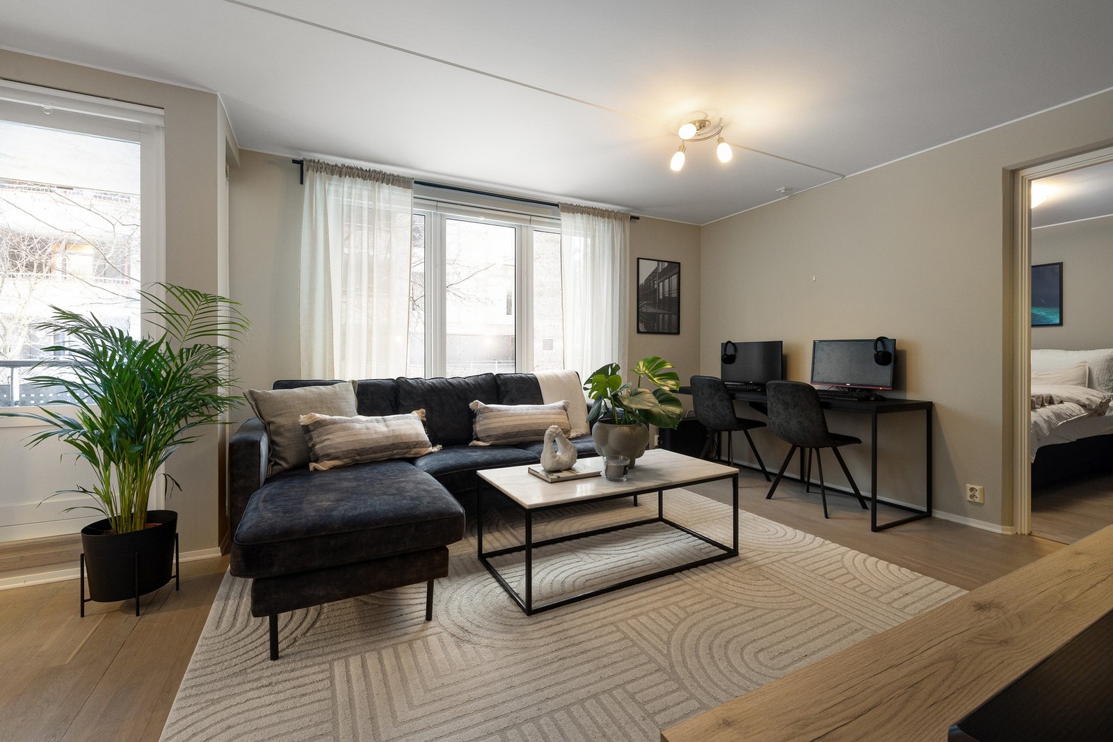 Lys og tiltalende 2-roms andelsleilighet, beliggende i vakre Gamlebyen, et av byens mest ettertraktede og sentrale boligområder. Gangavstand til sentrum. Galleribilde