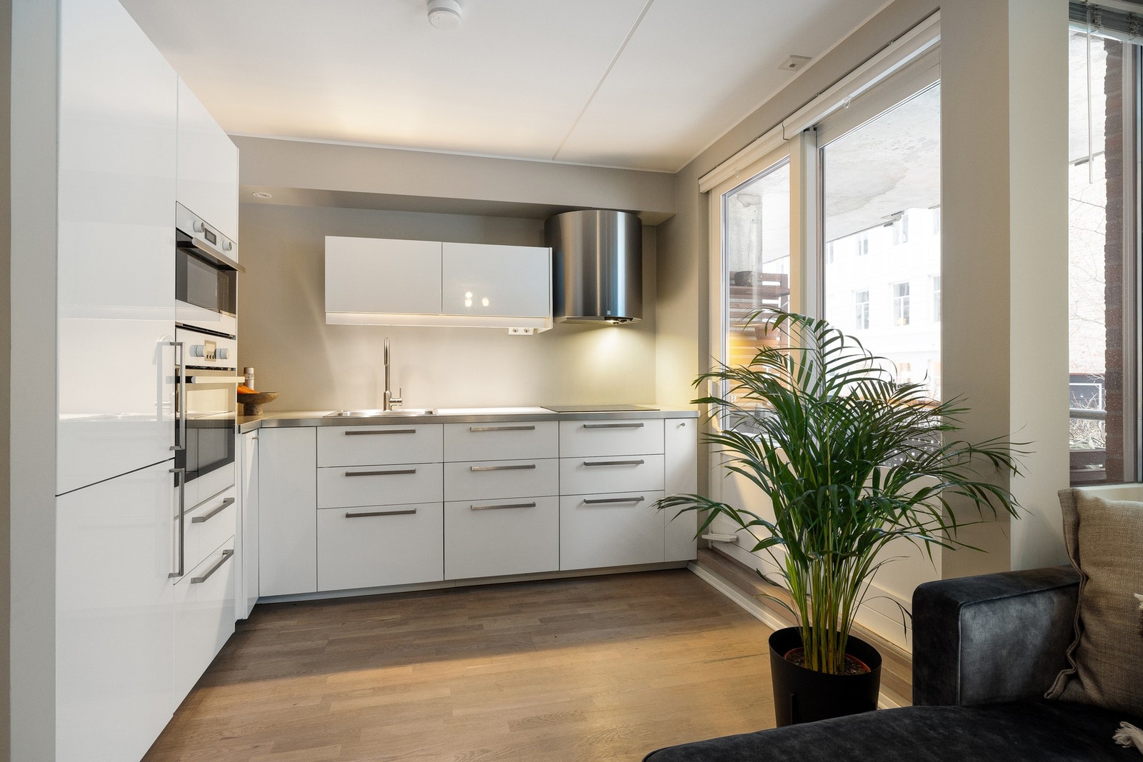 Kjøkkenet er stilrent og moderne, herfra har du direkte utgang til en koselig balkong. Galleribilde