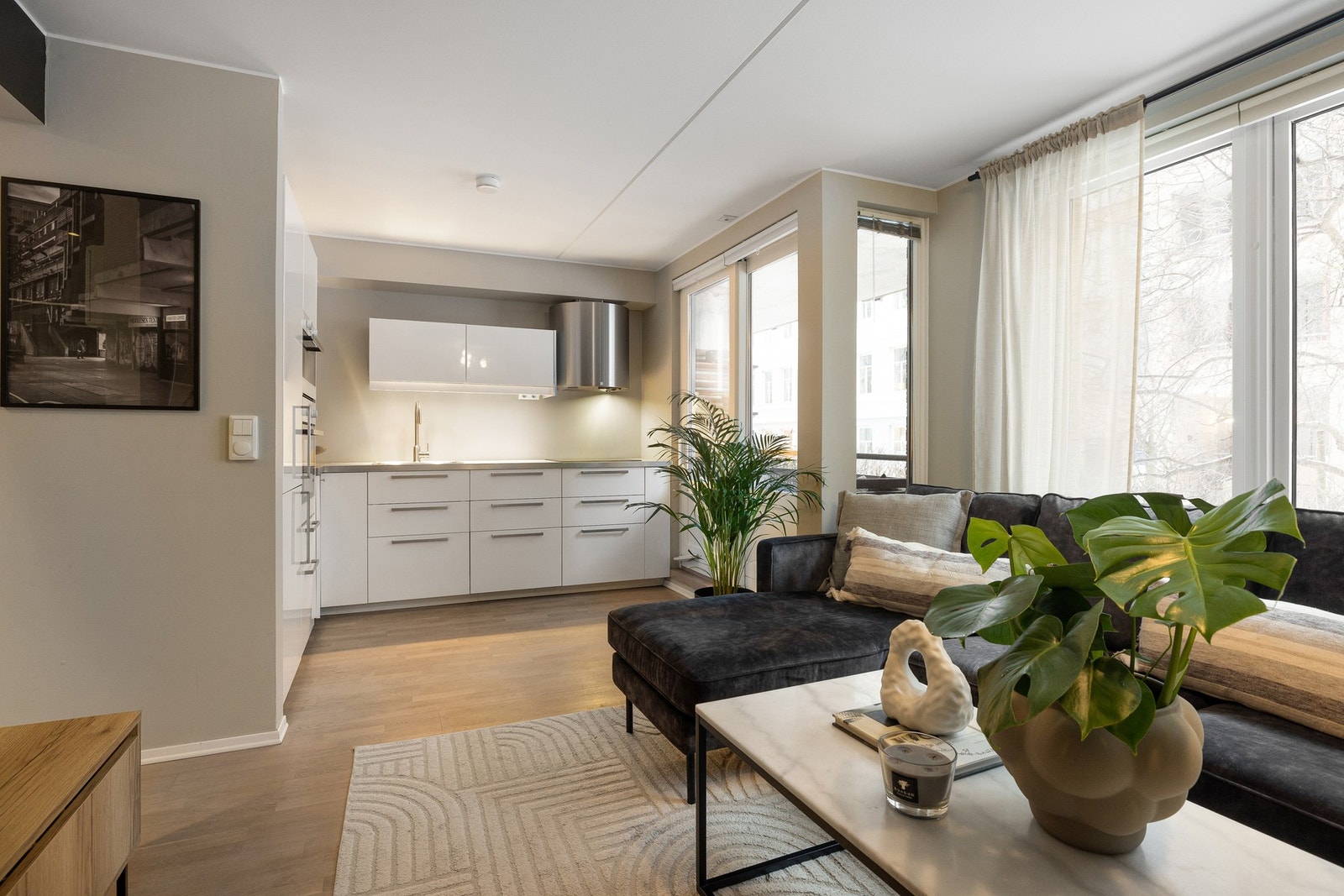 Stuen er hjemmets naturlige samlingspunkt, med en åpen og sosial løsning mot kjøkkenet som gjør den perfekt for både hverdagsliv og gjestfrihet. Galleribilde