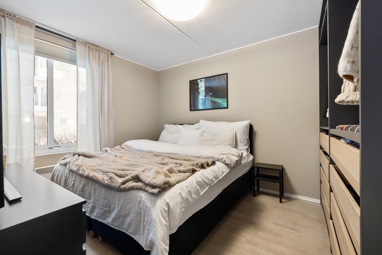 Romslig og innbydende soverom med nyere lystette plisségardinene som sørger for en rolig og skjermet atmosfære. Galleribilde