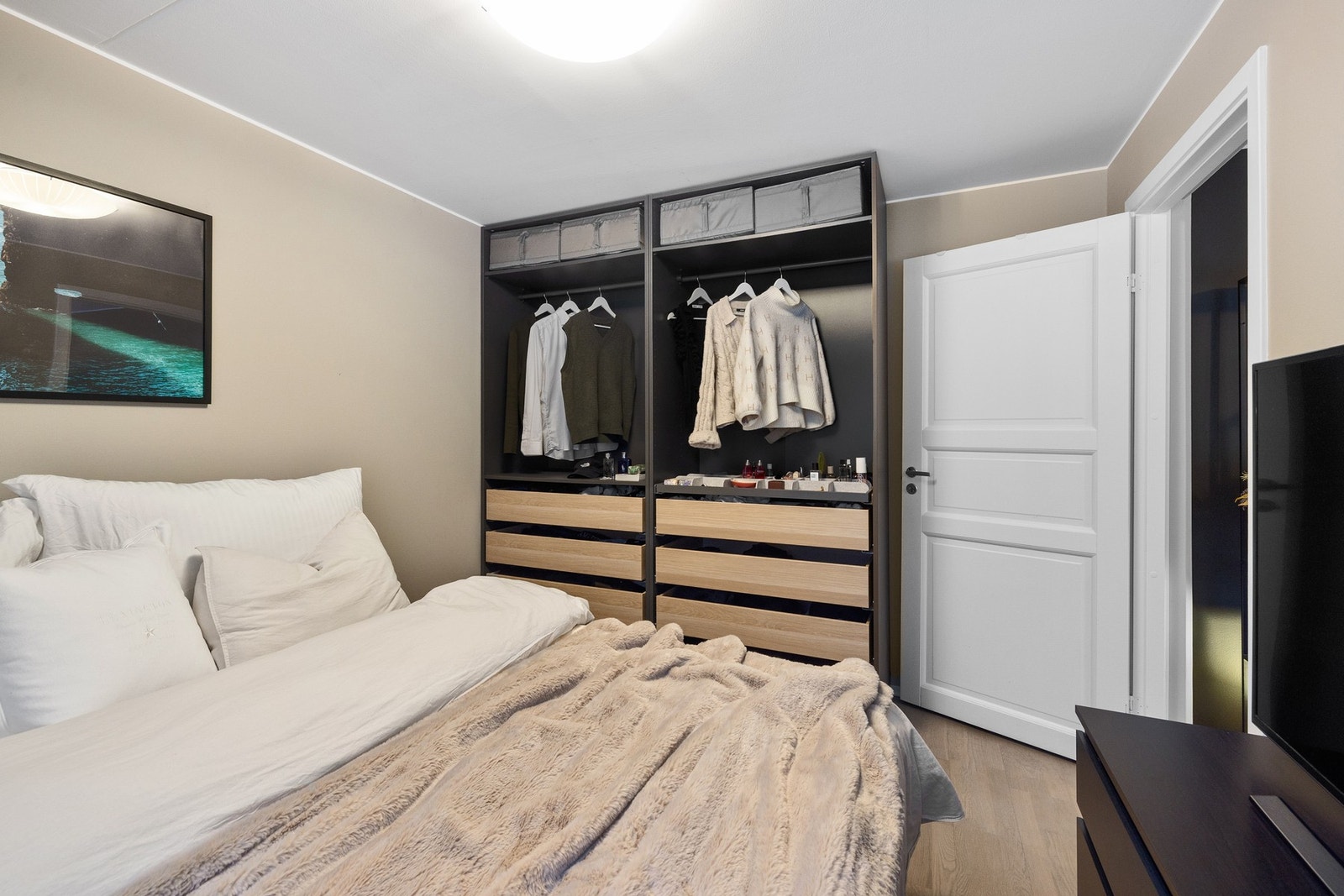 Soverommets størrelse gir deg mange muligheter for møblering, med plass til en stor seng og eventuelle tilleggsønsker som nattbord eller ekstra oppbevaringsløsninger. Galleribilde