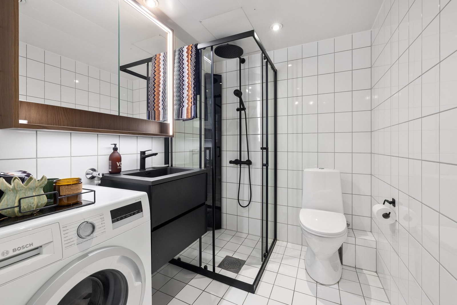 Badet fremstår som moderne og velholdt etter innrednings-oppgraderinger i 2023 og 2024. Galleribilde