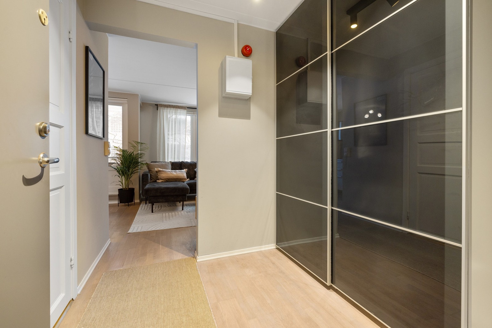 En meget romslig skyvedørsgarderobe gir praktisk oppbevaringsplass, i tillegg til god oversikt over klær sko. Galleribilde