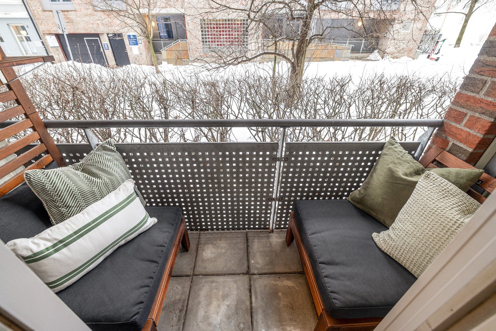 Vår sommer er balkongen på 2m² er en hyggelig forlengelse av boligen. Galleribilde