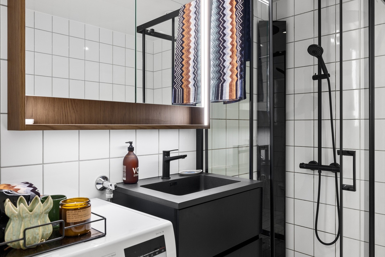 Baderommet har flislagte overflater og er utstyrt med varmekabler. Galleribilde