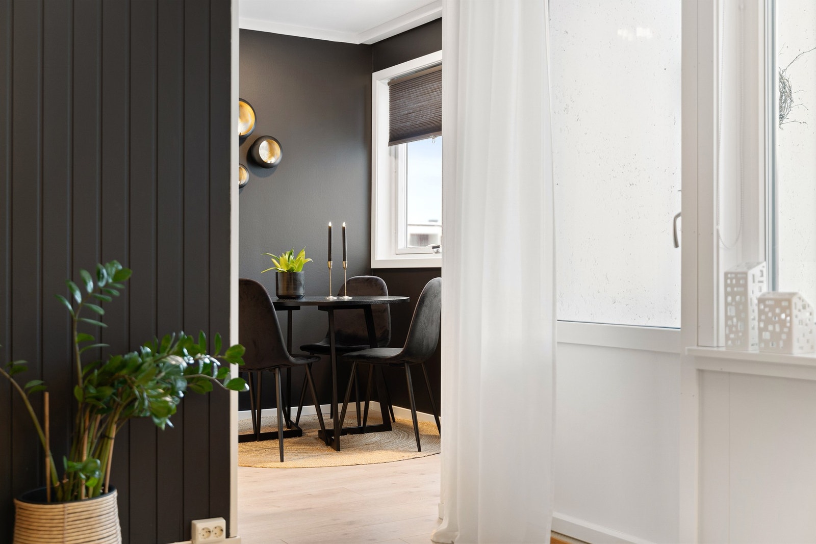 Store vindusflater som sørger for rikelig med naturlig lysinnslipp. Galleribilde