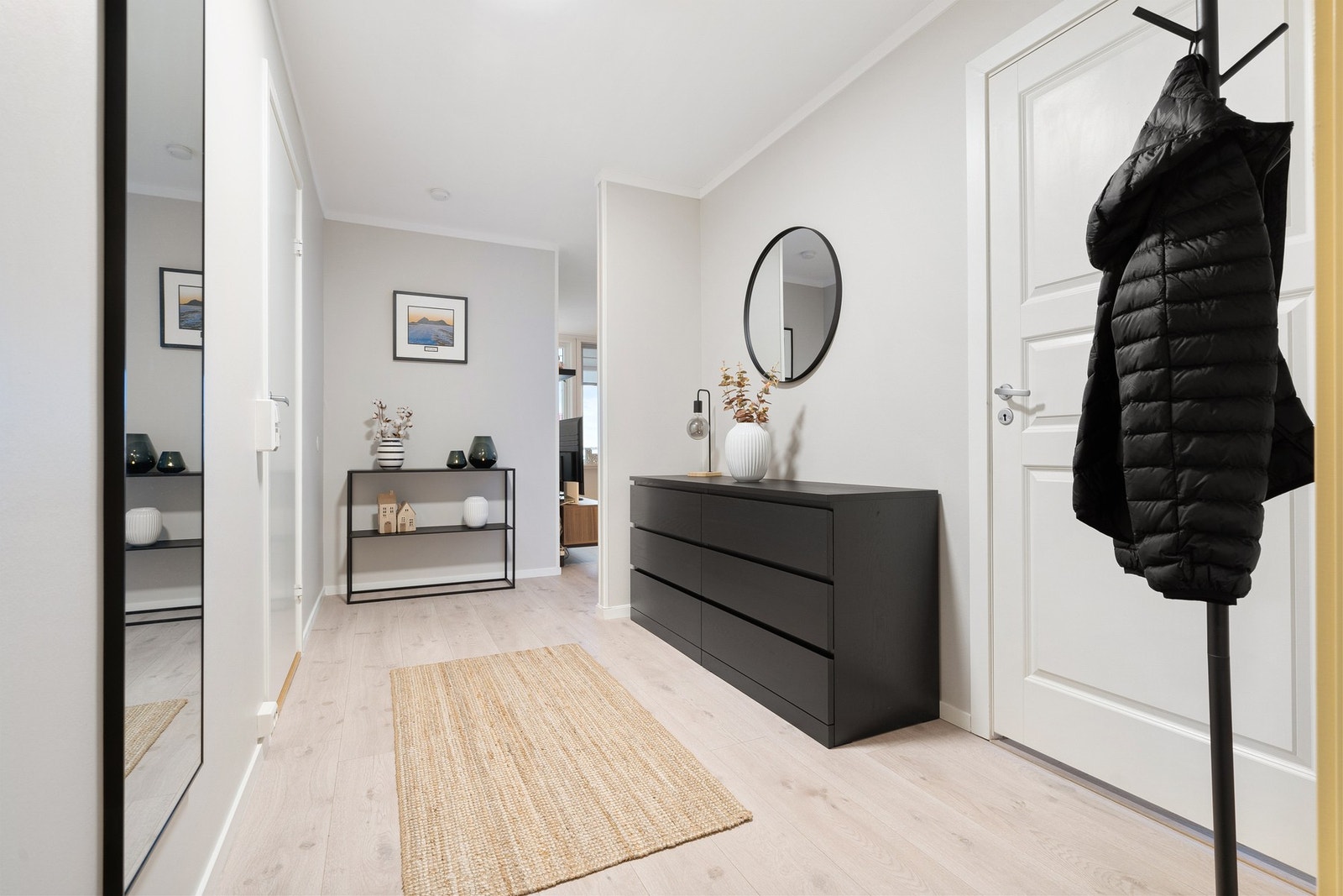 Innbydende entré med god plass til oppheng av yttertøy. Galleribilde