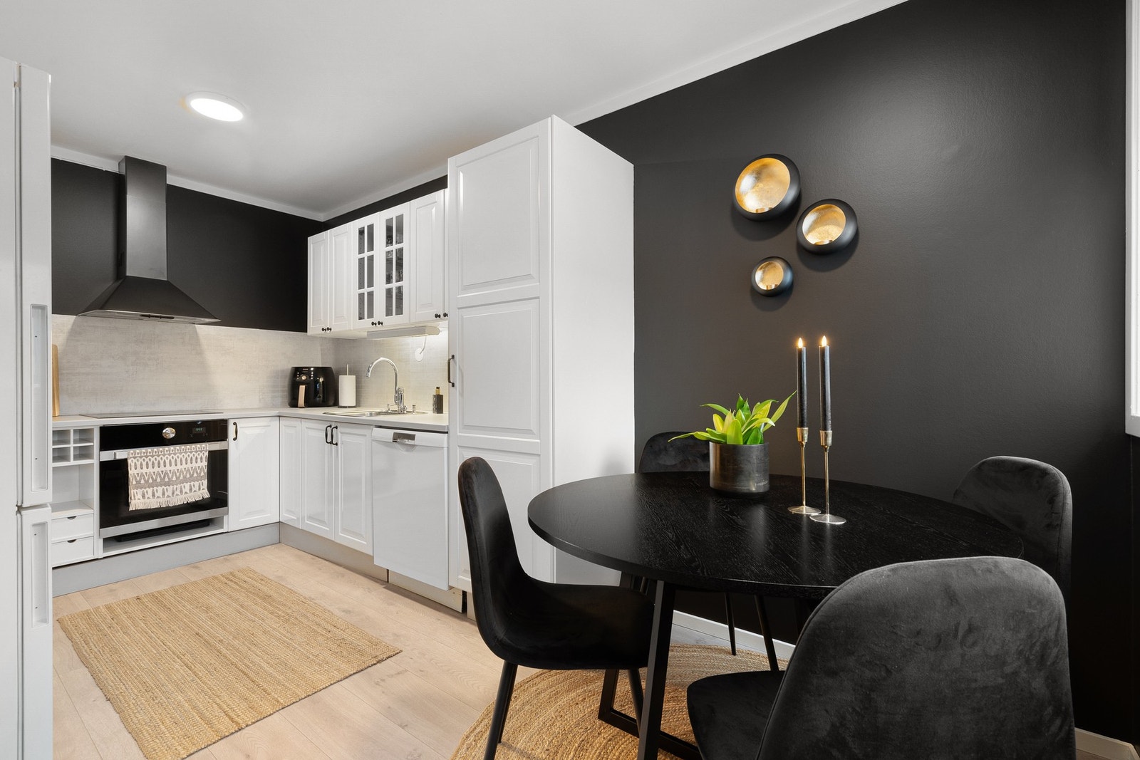 Gode parkeringsmuligheter i borettslaget. Mulighet for leie av garasjeplass. Galleribilde