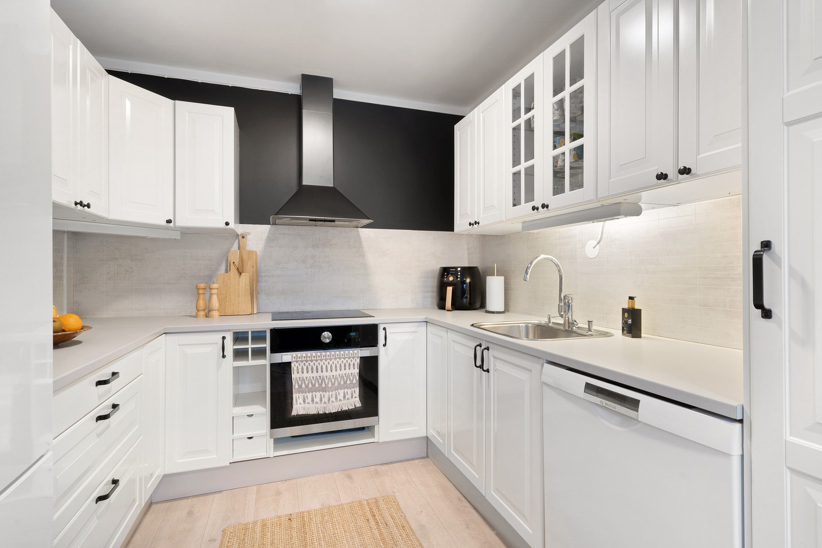 Moderne kjøkken med integrert platetopp og stekeovn. Galleribilde