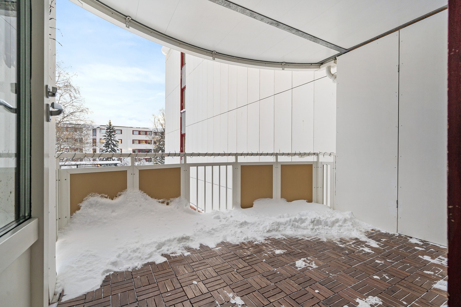 Balkongen kan fint benyttes på vinterhalvåret med overheng over balkongen. Galleribilde