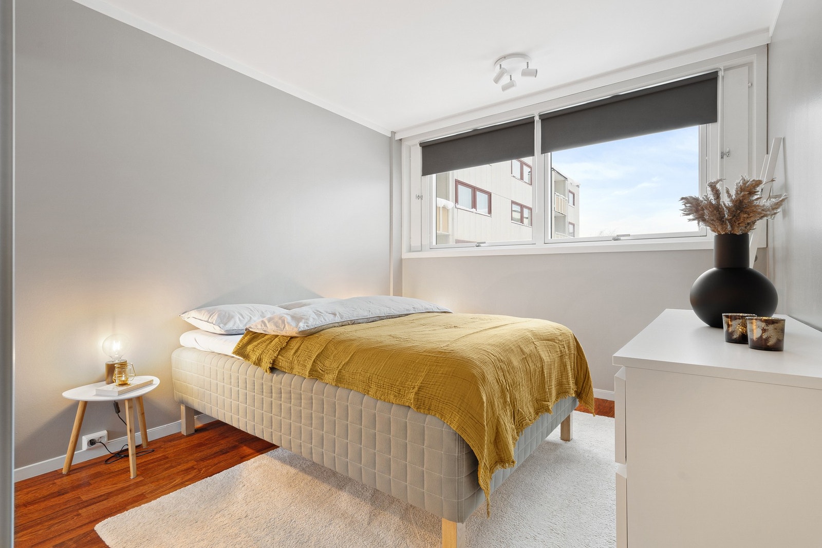 Romslig soverom på 11,5 m² med store vindusflater. Galleribilde