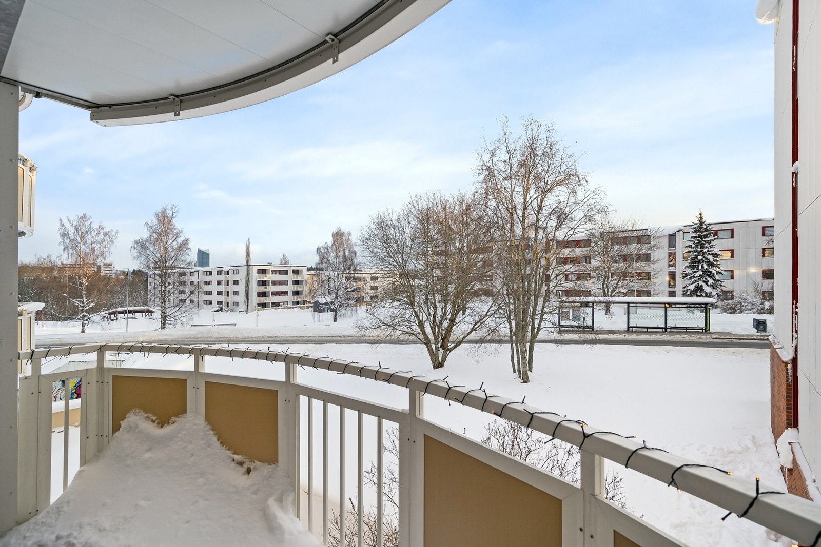 Utsikt mot grønne fellesarealer og metrobusstopp. Galleribilde