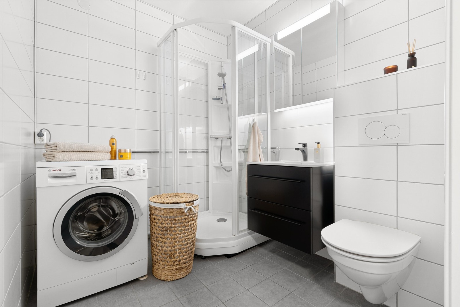 Pent, flislagt bad med gulvvarme. Galleribilde