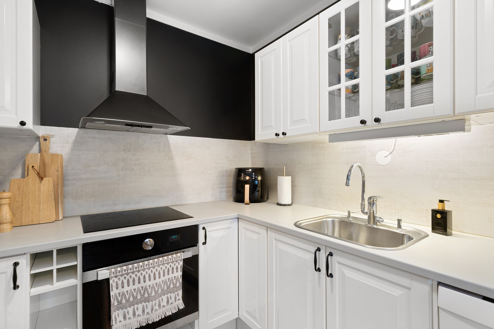 Rikelig med skap- og benkeplass. Galleribilde