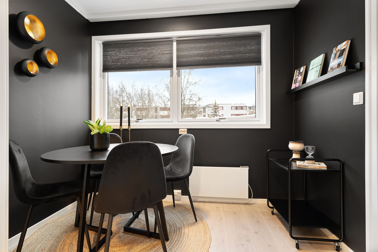 God plass til et spisebord i enden av kjøkkenet. Galleribilde