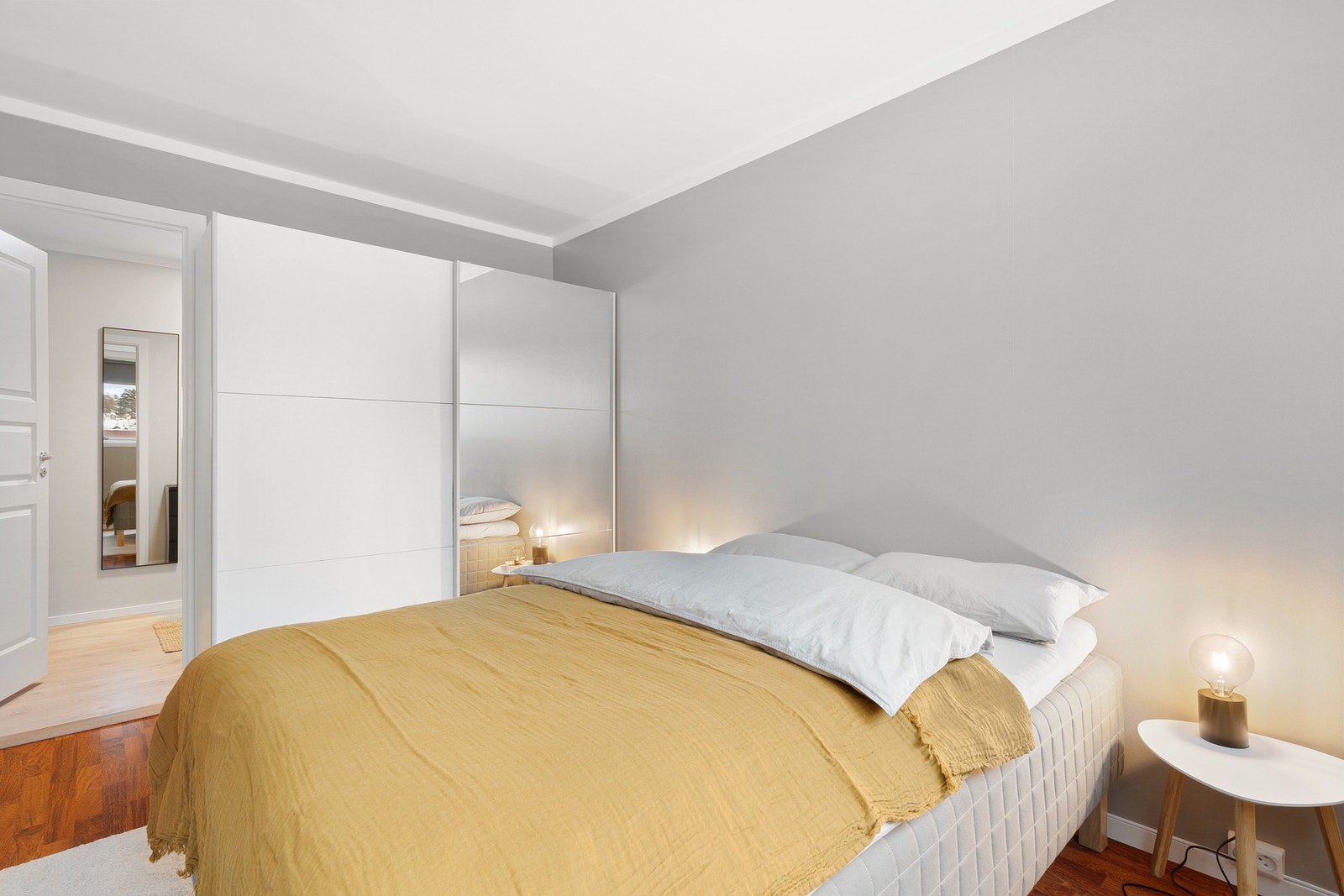 Innredet med pen garderobeløsning. Galleribilde