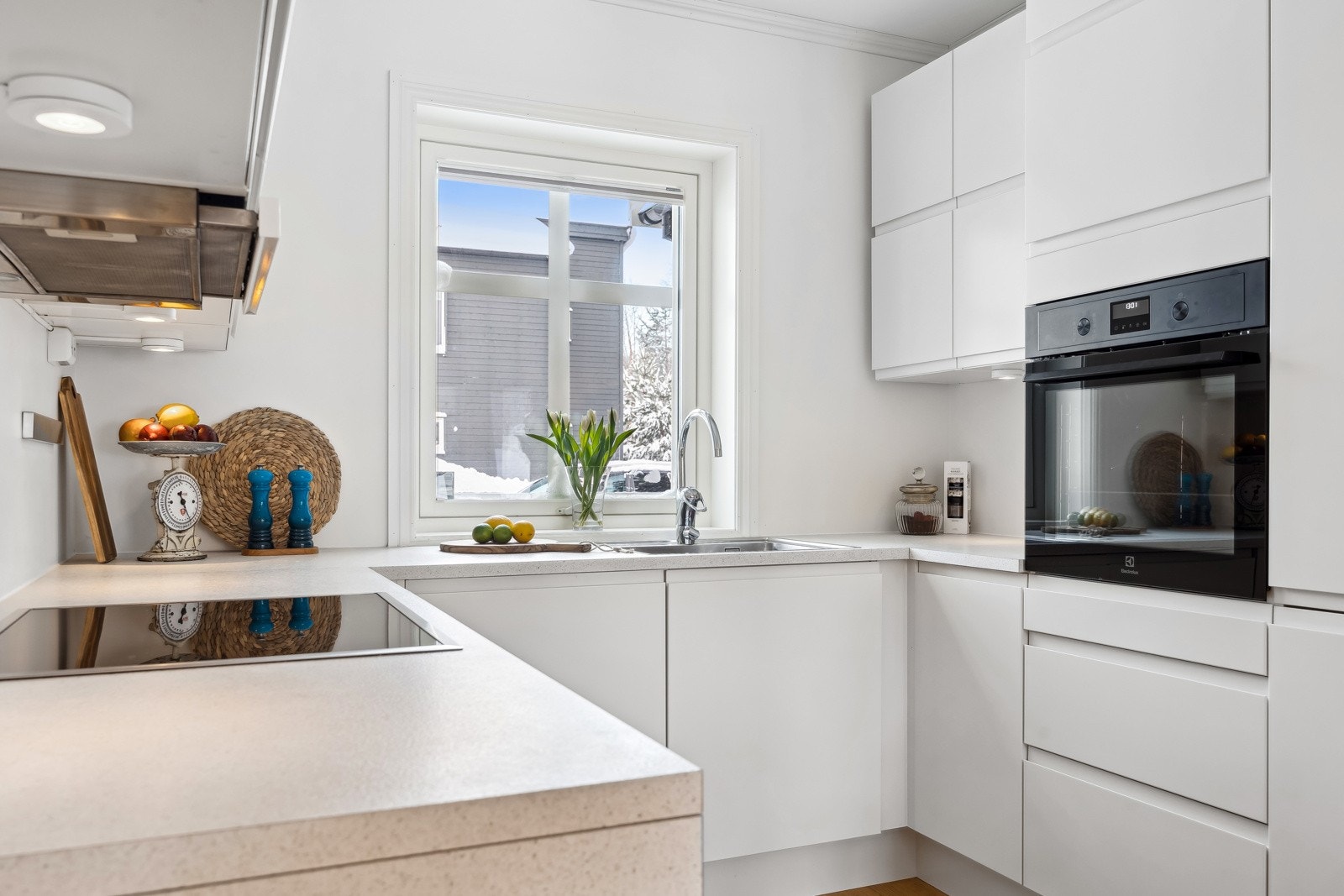 Kjøkkenet har integrerte hvitevarer. Galleribilde