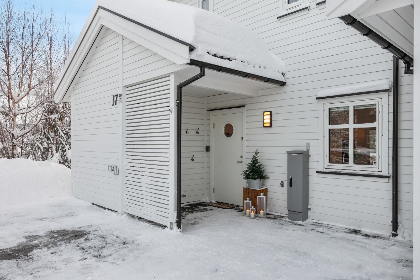 Stilrent og overbygd inngangsparti. Ved inngangen er det også praktisk bodareal. Galleribilde