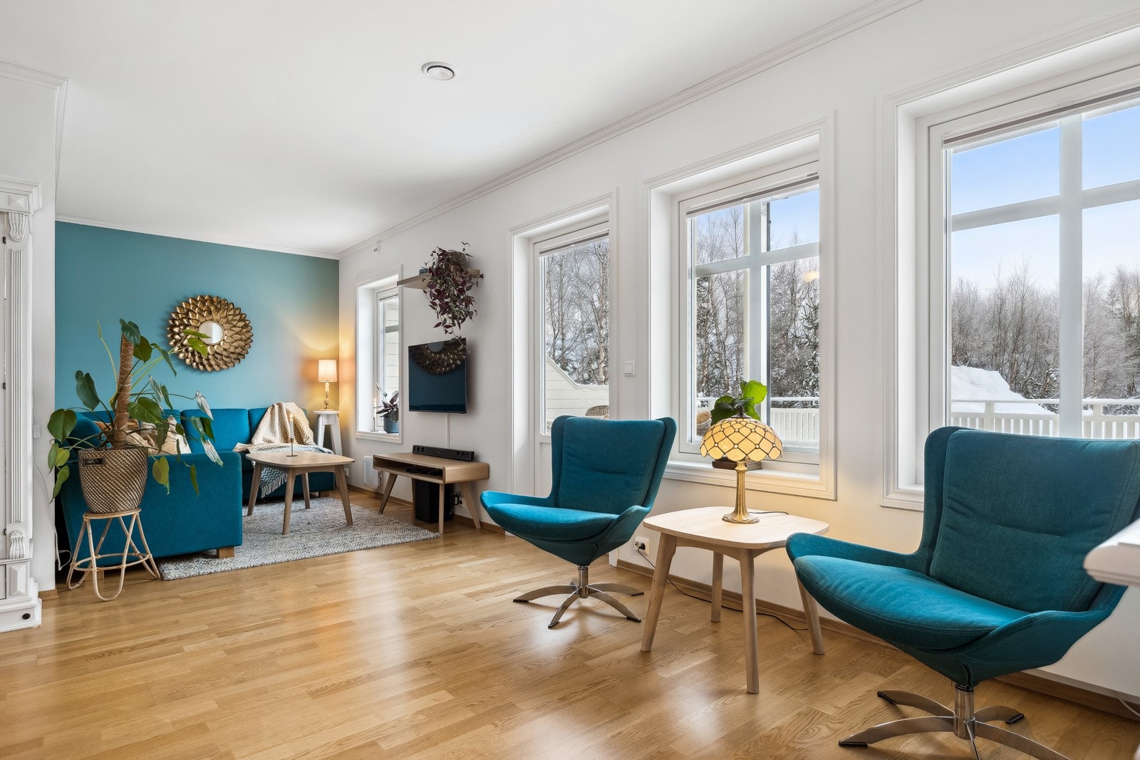 Boligen oppleves som gjennomgående lys og luftig, med store vindusflater. Galleribilde