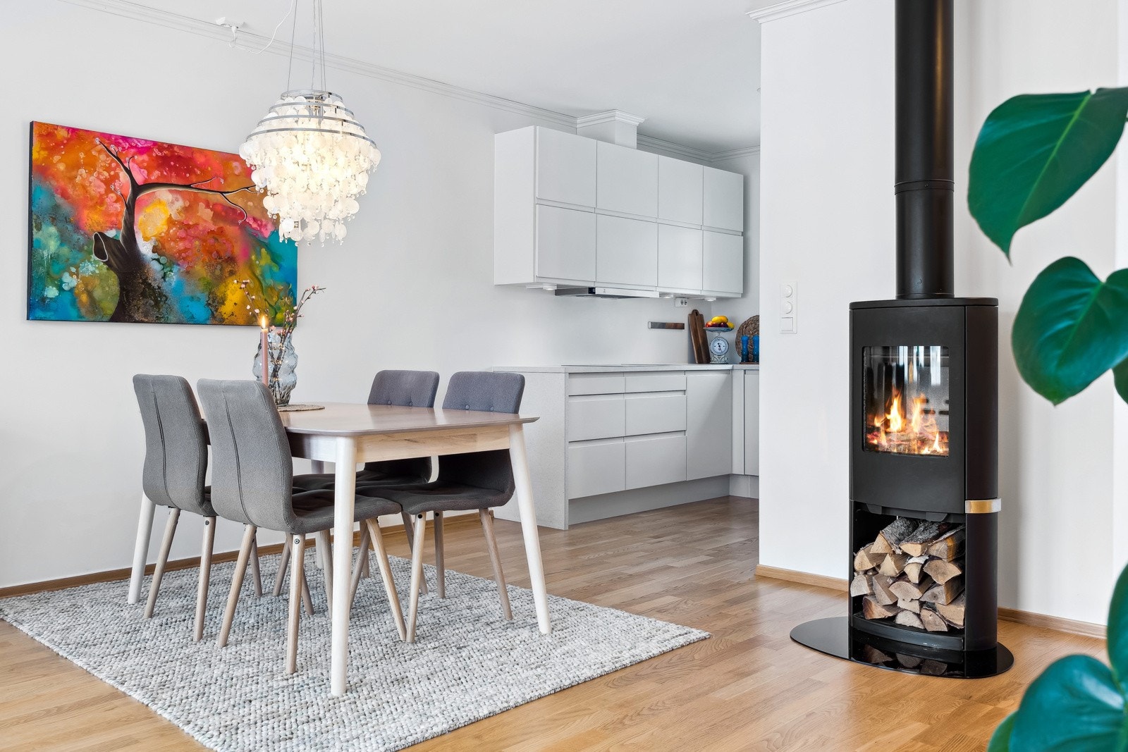 Det er godt med plass til spisestue. Den kan naturlig plasseres ved kjøkkenet. Galleribilde