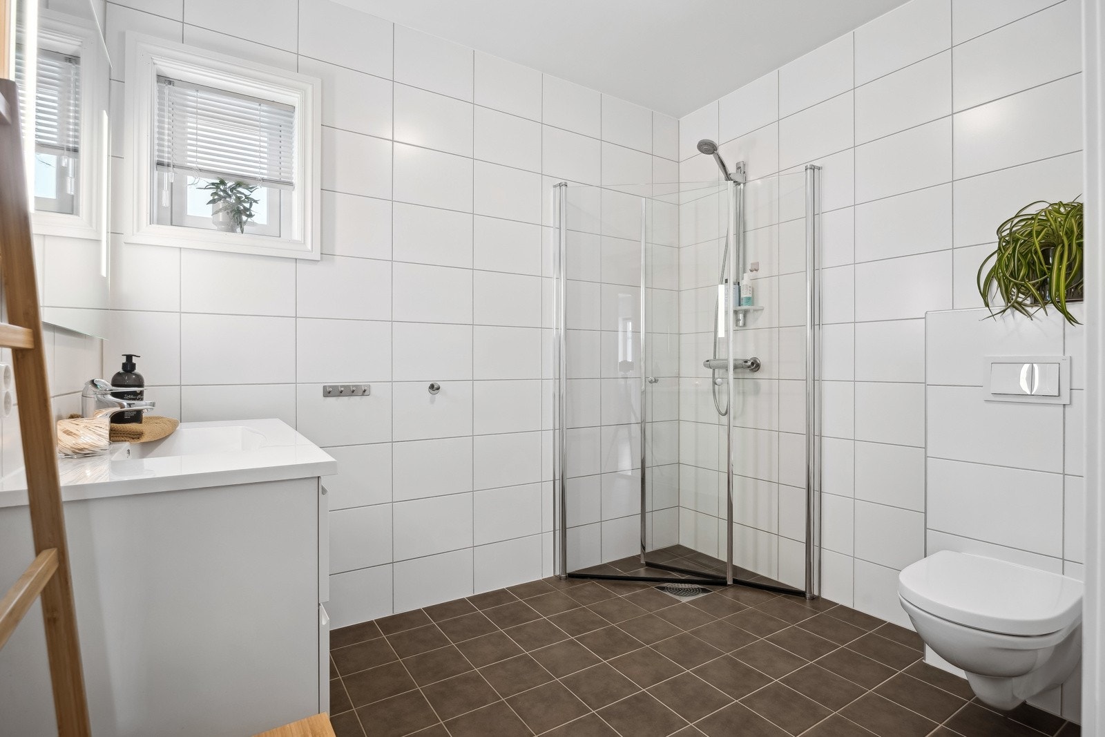 Praktisk dusjhjørne med innfellbare dører. Vegghengt toalett. Galleribilde