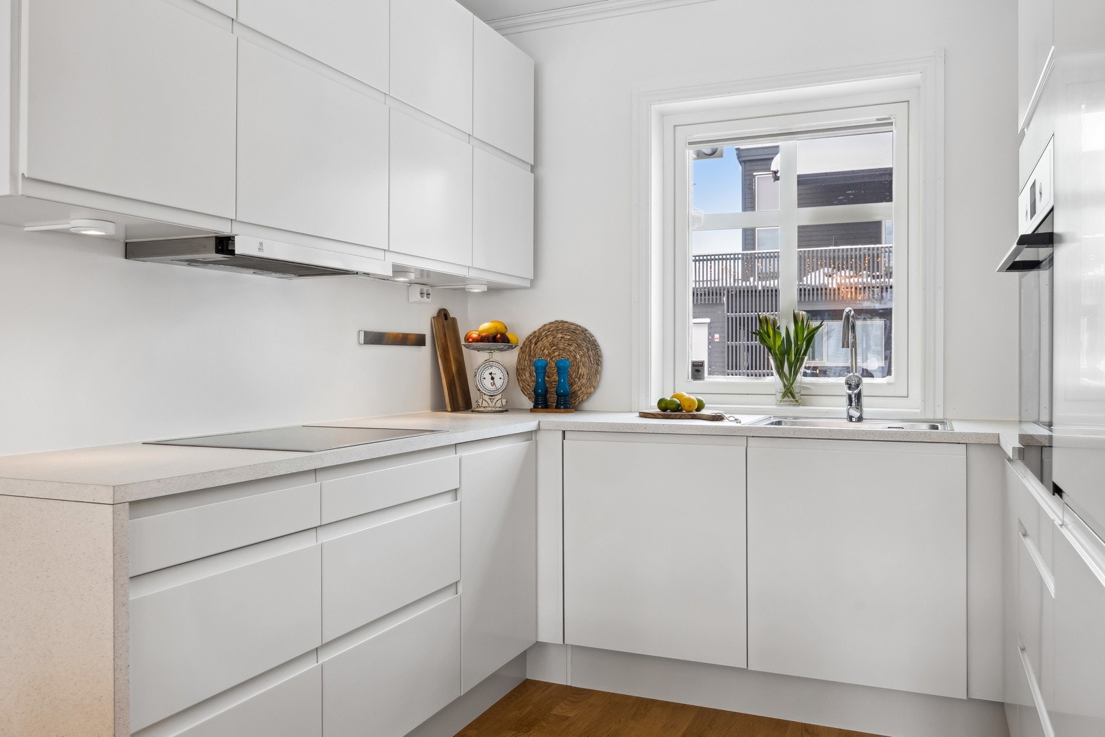 Moderne kjøkken fra HTH, med mye lagringsplass i både skuffer og skap. Galleribilde