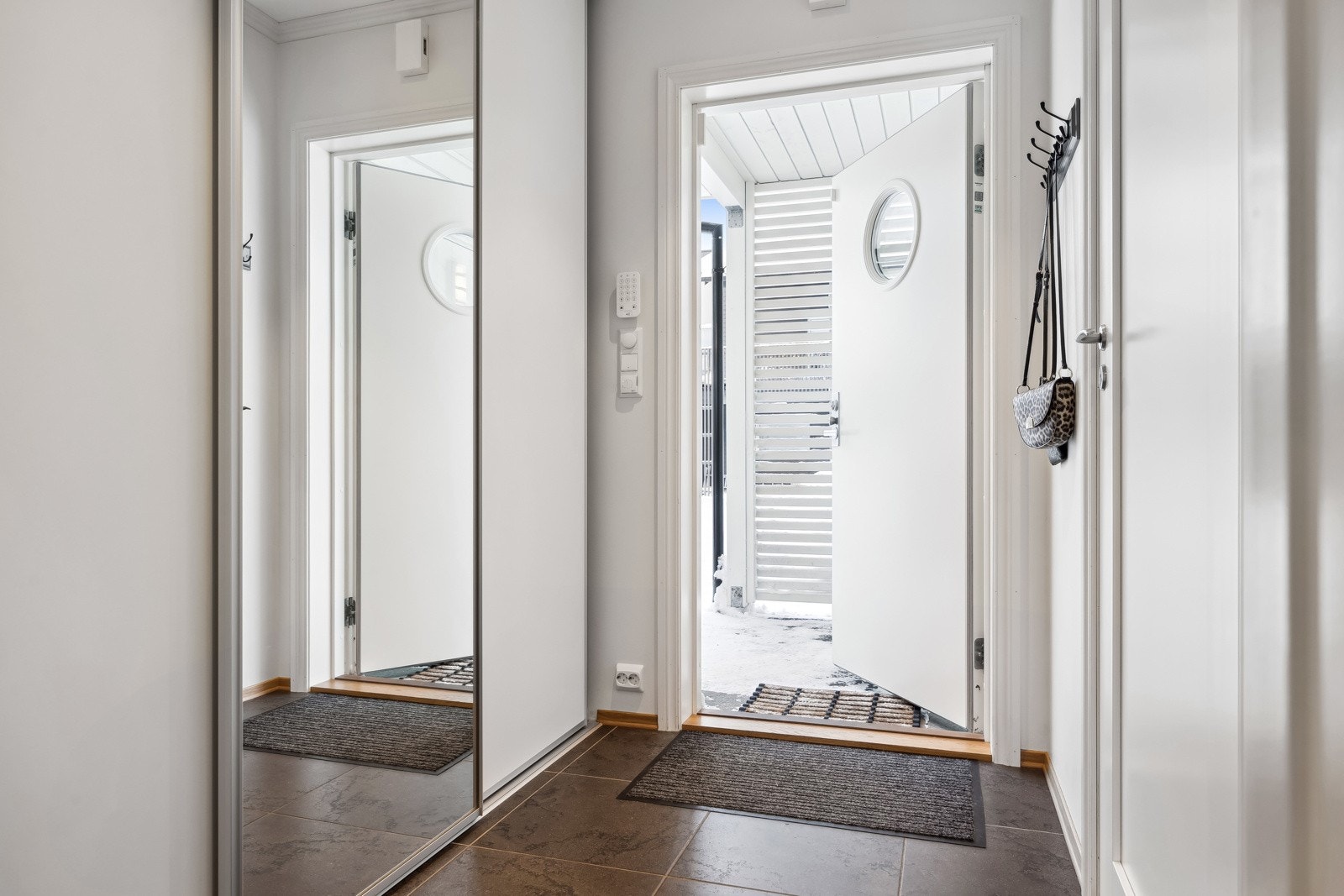 Velkommen inn! Entréen oppleves som romslig og har en praktisk skyvedørsgarderobe. Galleribilde