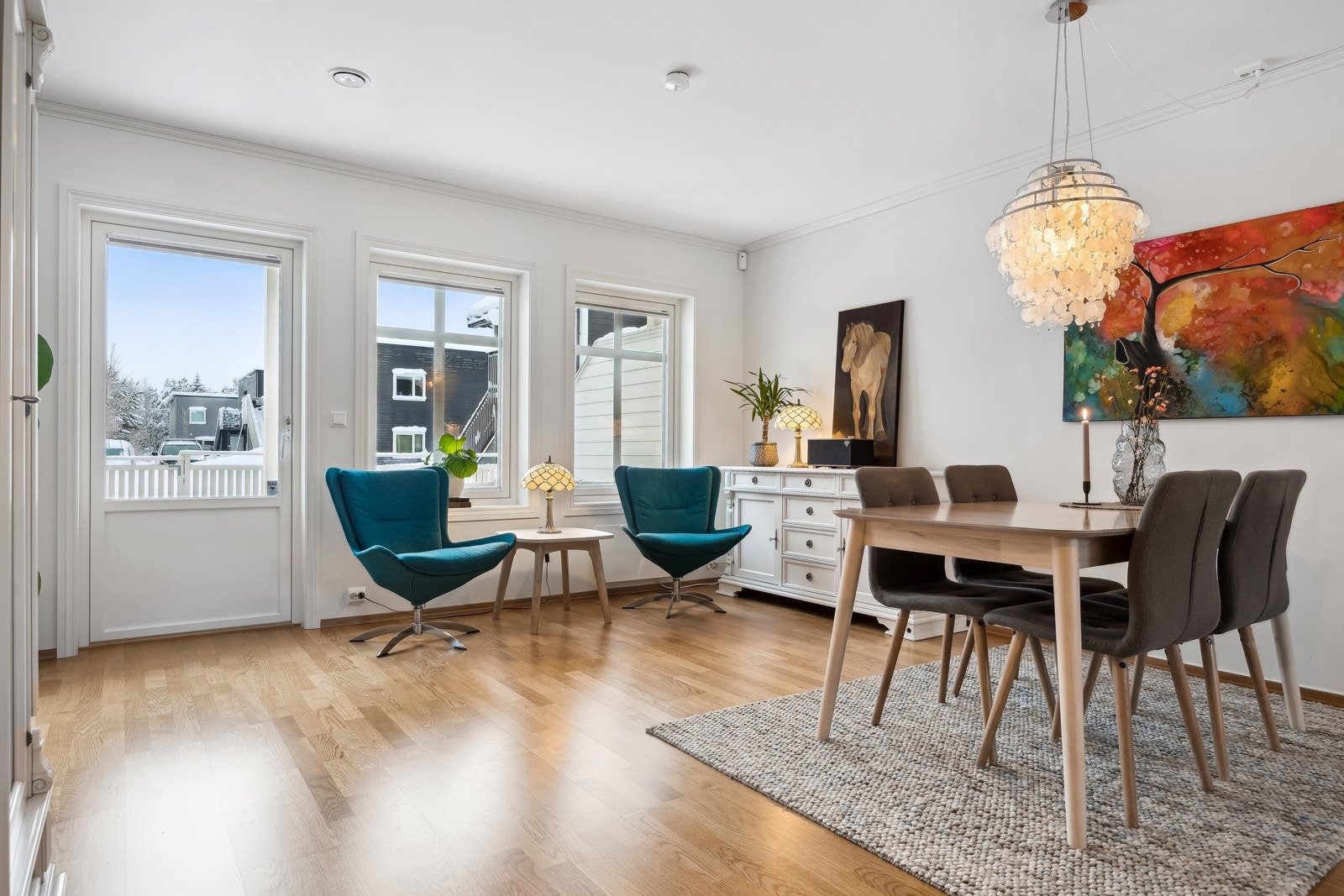 Fra stuen er det utgang til en stor terrasse, med gode solforhold. Galleribilde