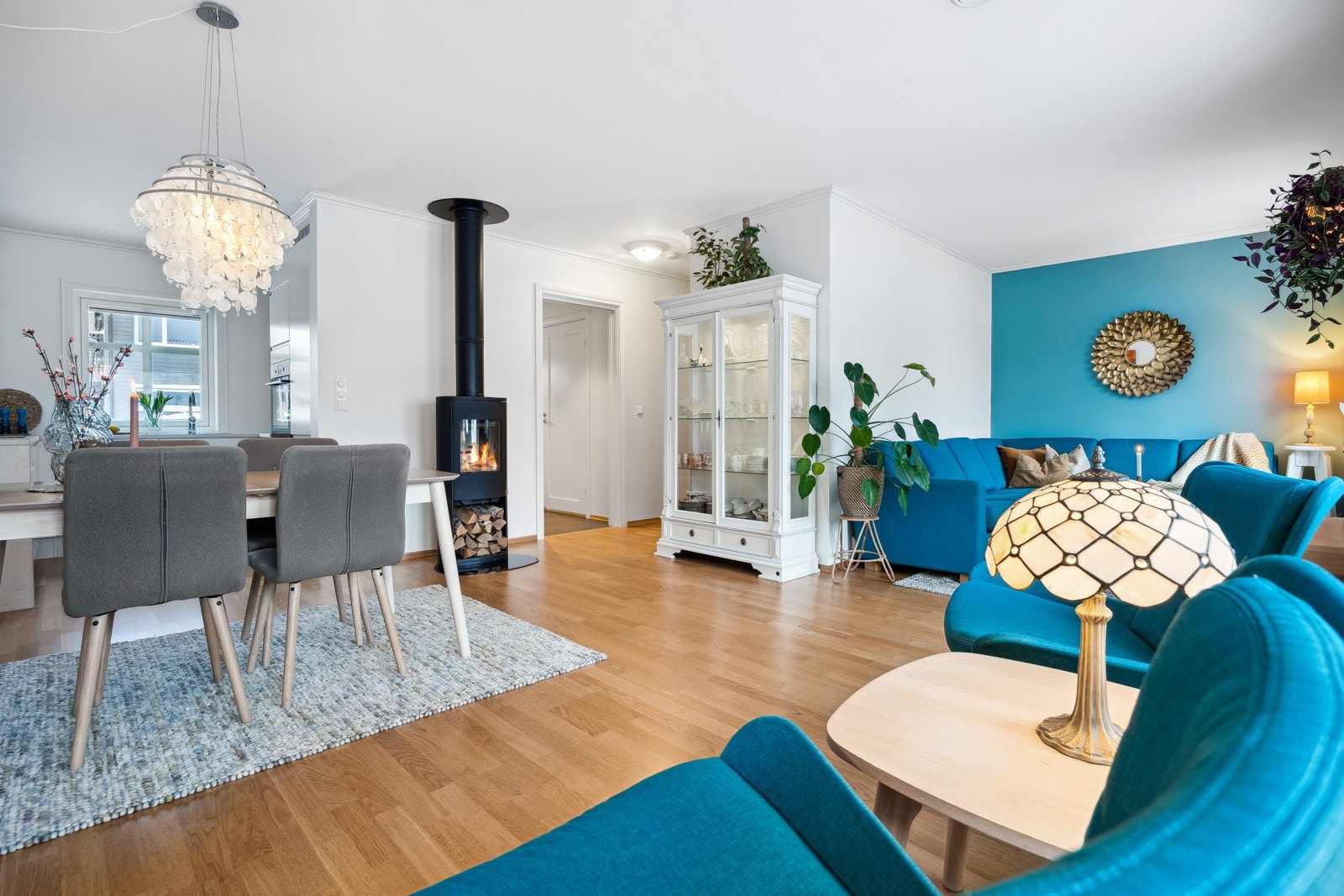 Boligen har en sosial og åpen planløsning, som gir naturlige møbleringssoner. Galleribilde