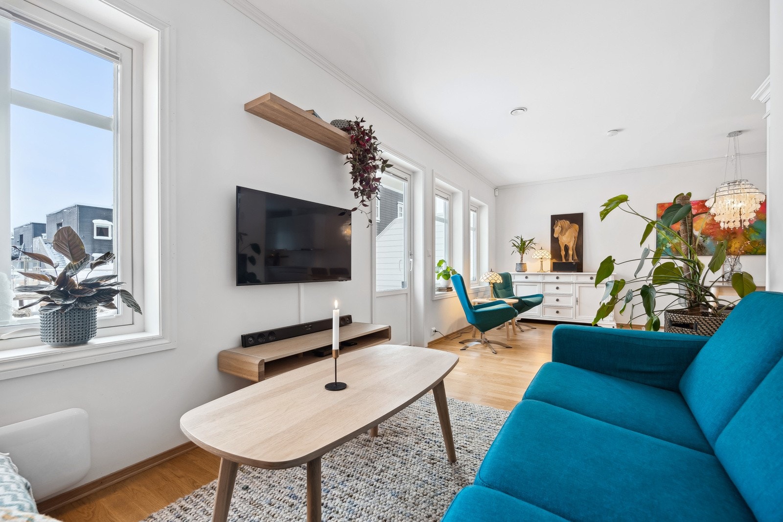 Store vindusflater gir godt med naturlig lysinnslipp og sørger for en behagelig atmosfære. Galleribilde