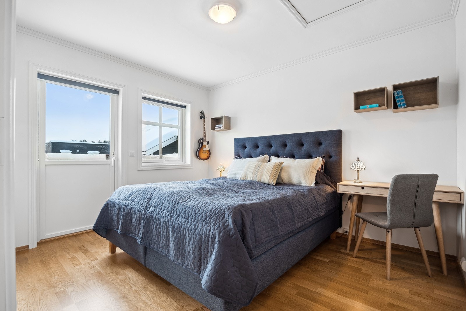 Boligen har 3 soverom med god plass til det man måtte behøve. Hovedsoverommet har utgang til balkong. Galleribilde