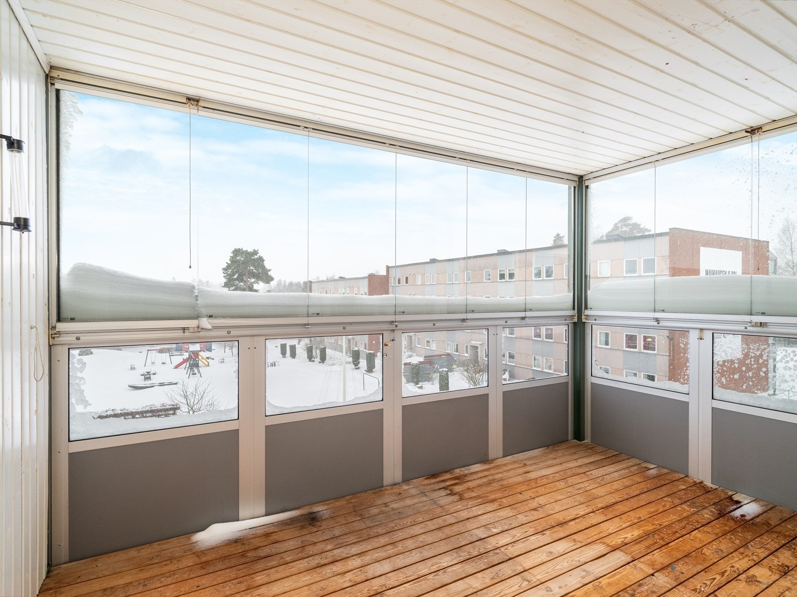 Leiligheten har stue med utgang til en stor, innglasset balkong på 10 m2, med flott utsyn mot felles grøntarealer. Galleribilde