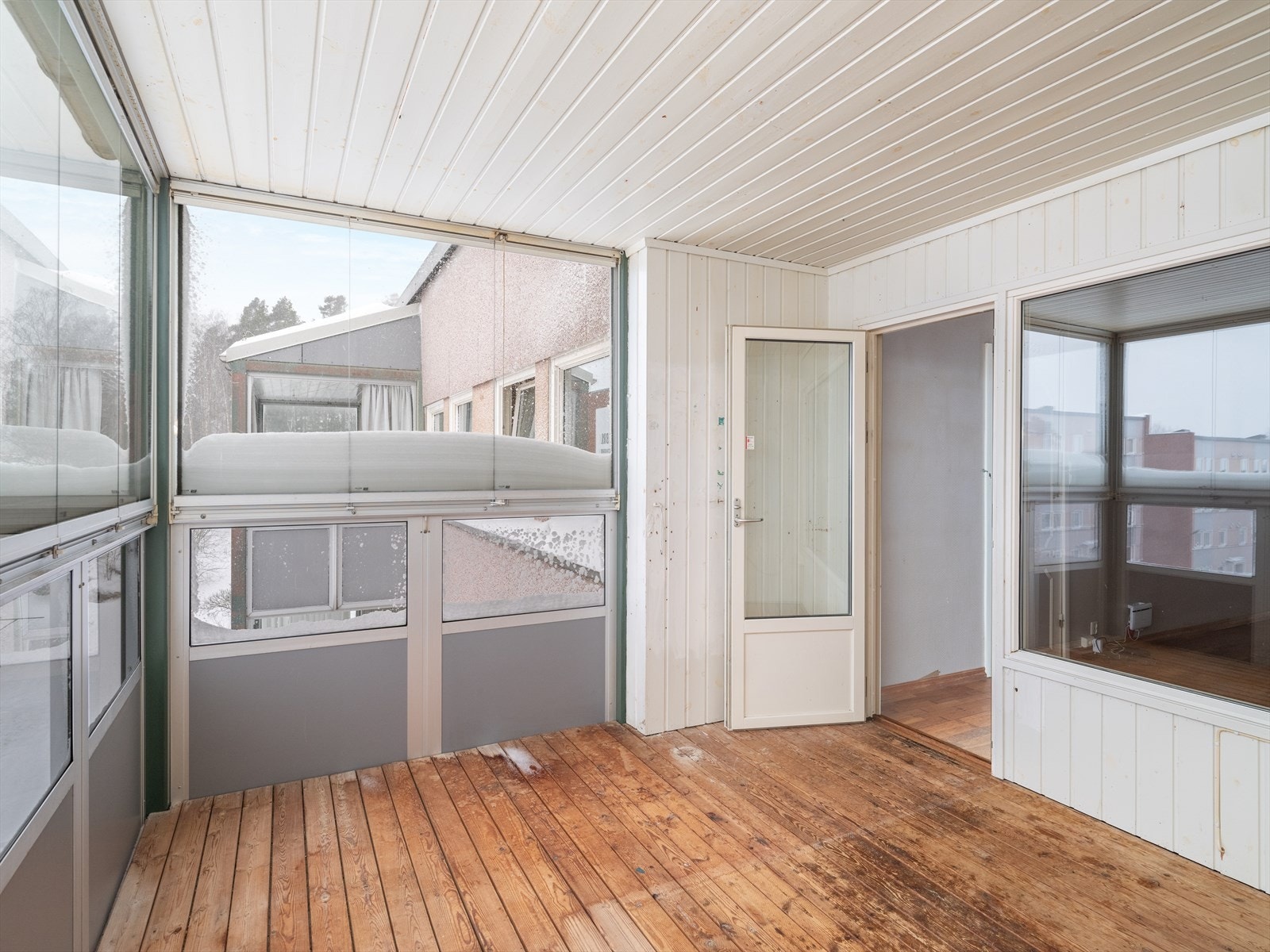 På balkongen er det impregnerte terrassebord på gulvet, og foldevinduer som kan skyves til side etter eget ønske. Galleribilde