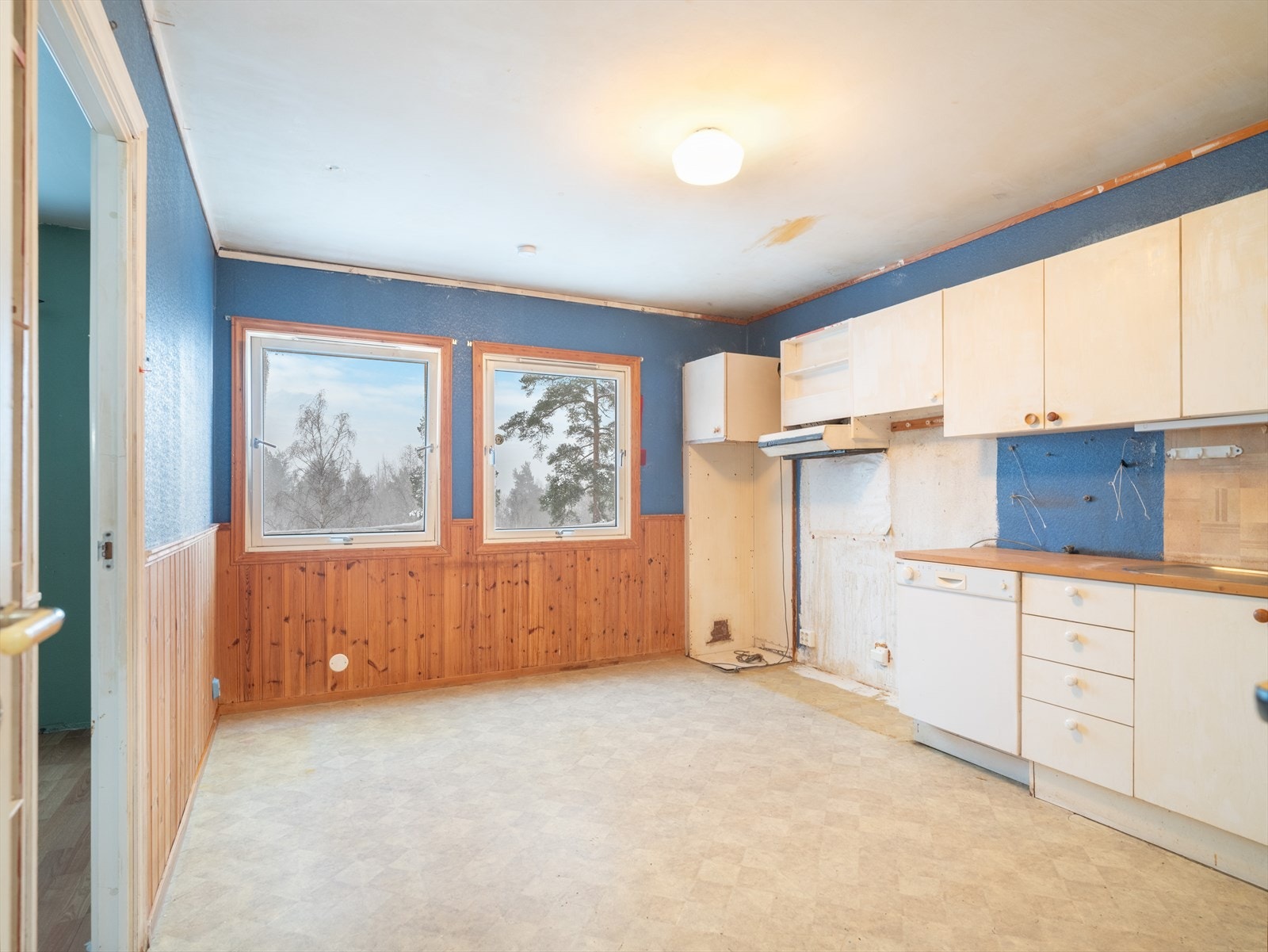 Leiligheten har et meget romslig kjøkken på 15 m2, hvor det er plass til en god spisegruppe ved vinduene. Eldre kjøkkeninnredning med avsatt plass til frittstående hvitevarer. Galleribilde