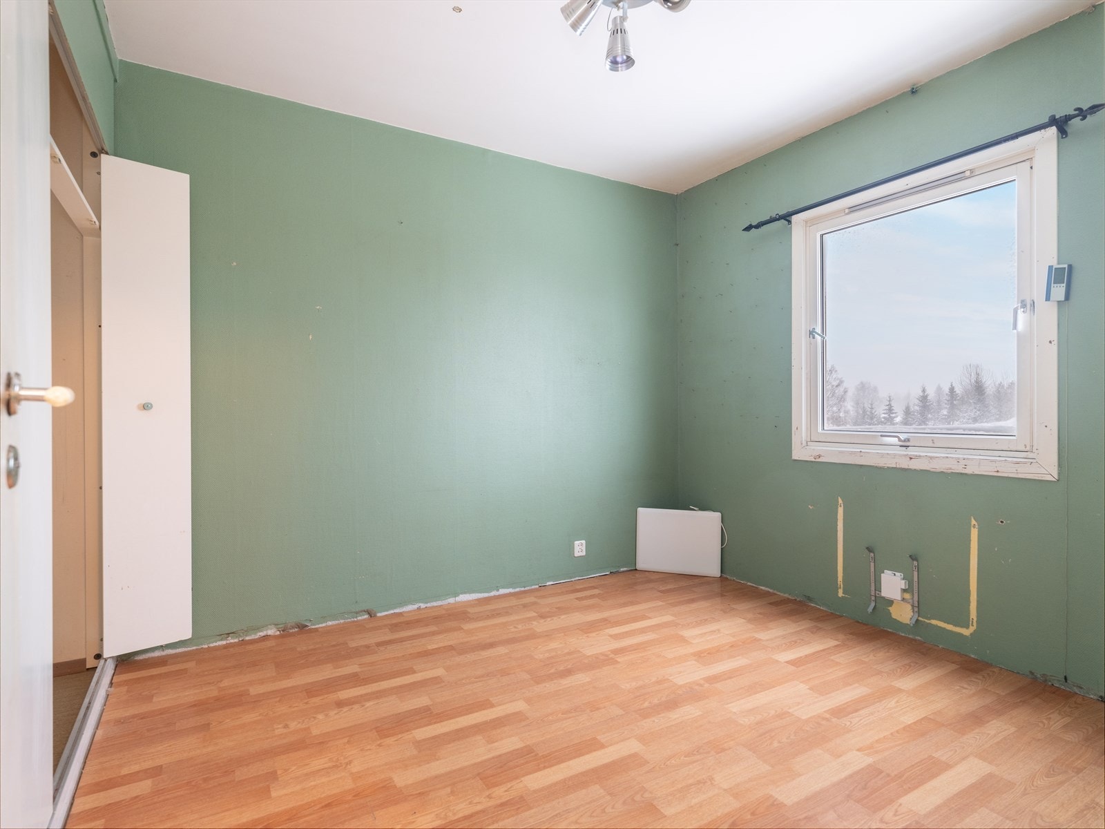 Det ene soverommet ligger inntil stuen og det andre ved kjøkkenet. Galleribilde