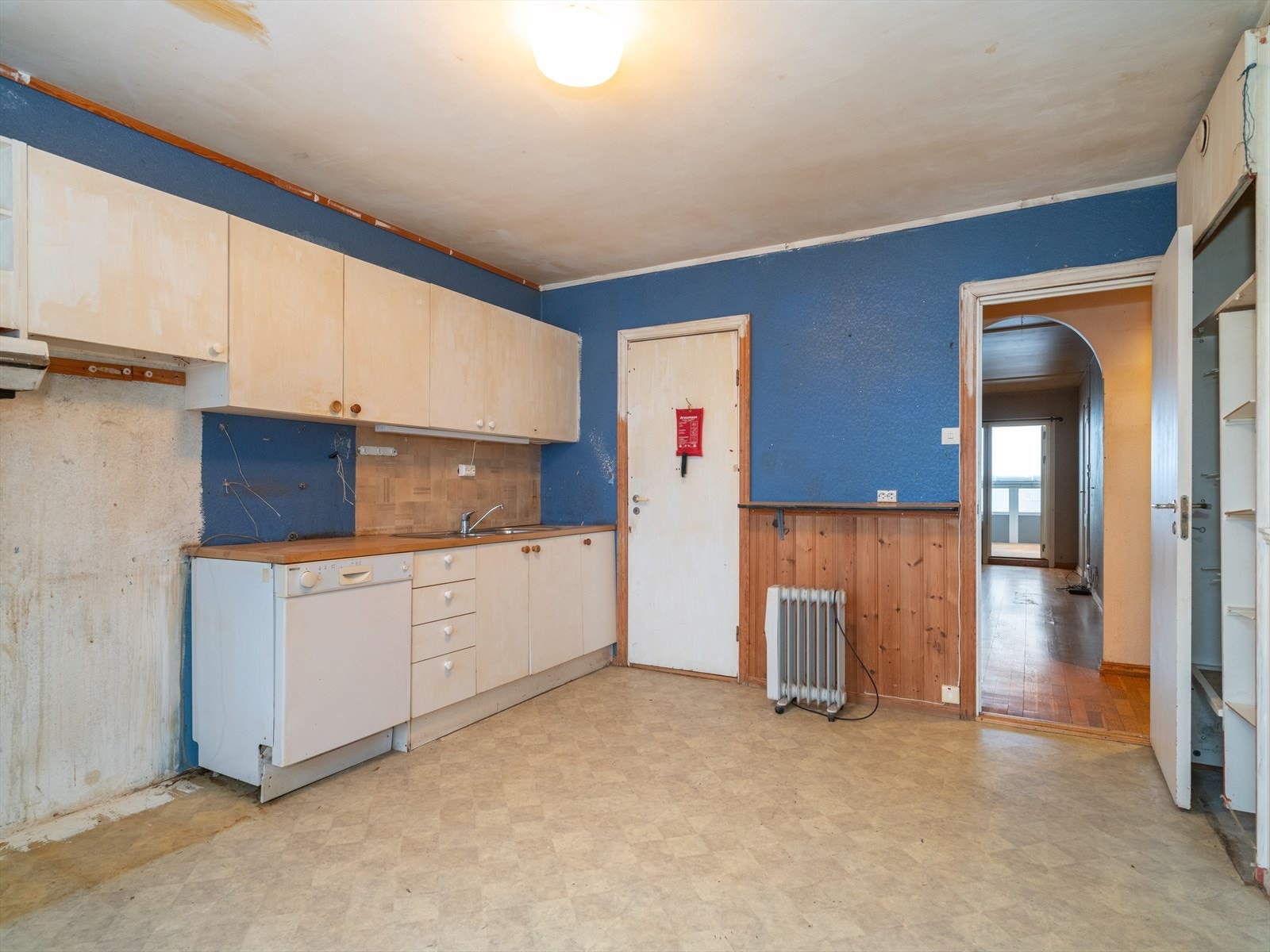 Ventilator med avtrekk ut i skap over komfyr. Ventilatoren må skiftes. Inntil kjøkkenet er det en praktisk bodplass på 4 m2. Galleribilde