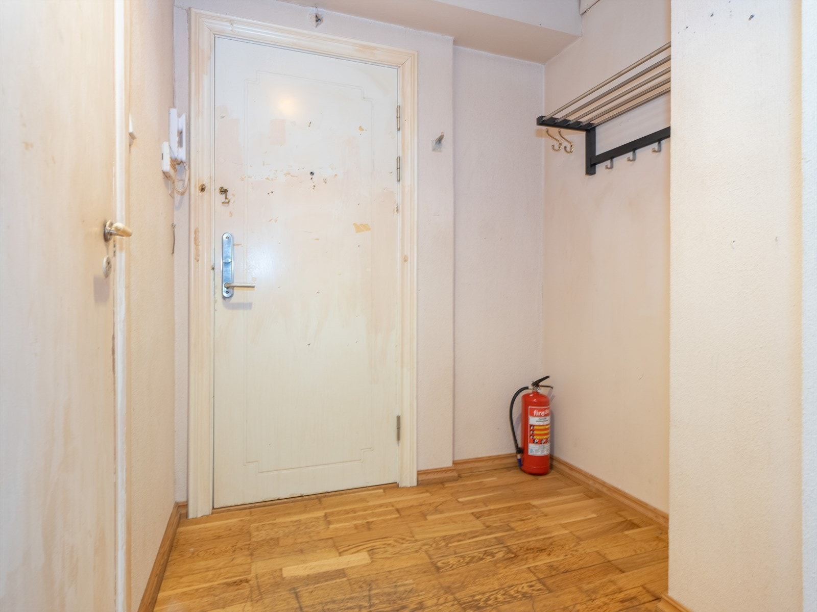 Entrèen på 4 m2 har en praktisk nisje med plass til sko og ytterklær, og det er installert dørtelefon for enkelt å kunne slippe besøkende inn. På gulvet er det parkett som går videre inn i stuen. Galleribilde