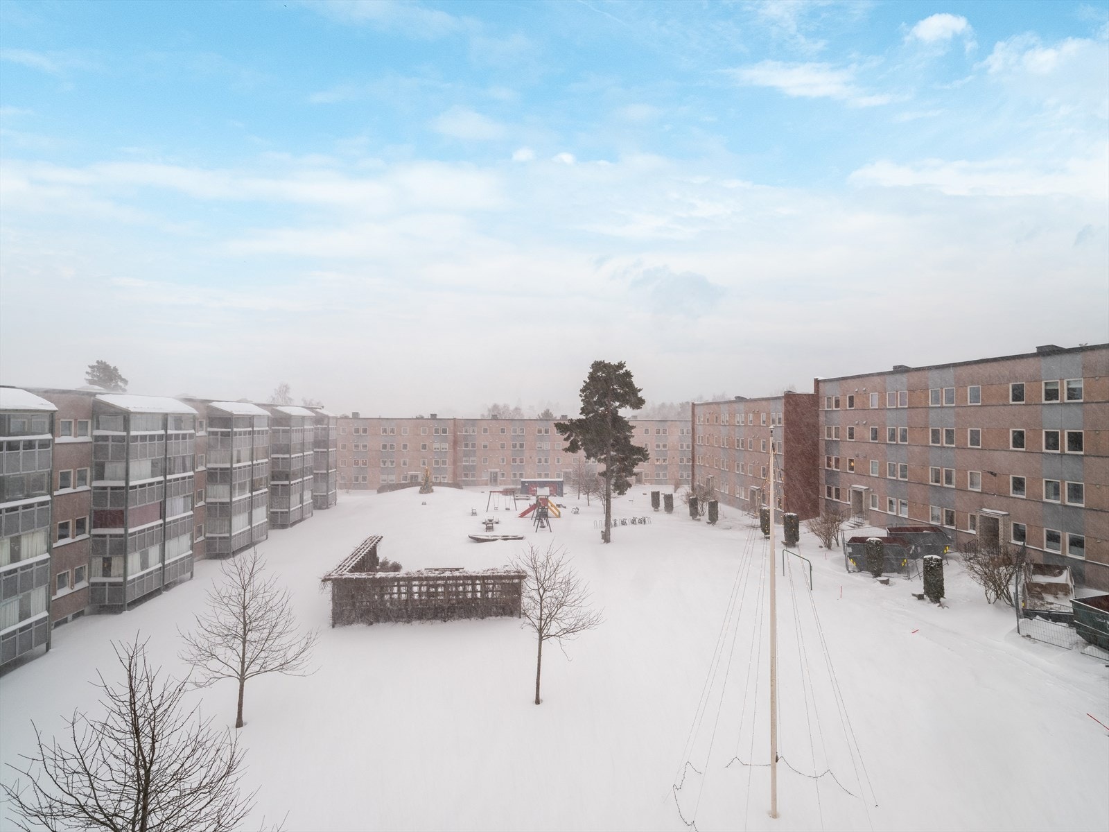 Maihaugen er et barnevennlig boområde på Gulset i Skien, med kort vei til skoler og de fleste fasiliteter. Her utsikt fra balkongen. Galleribilde
