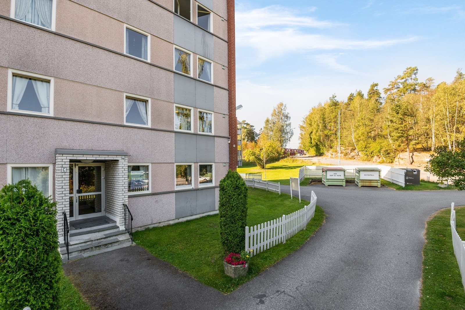 Inngangsparti sommer Galleribilde