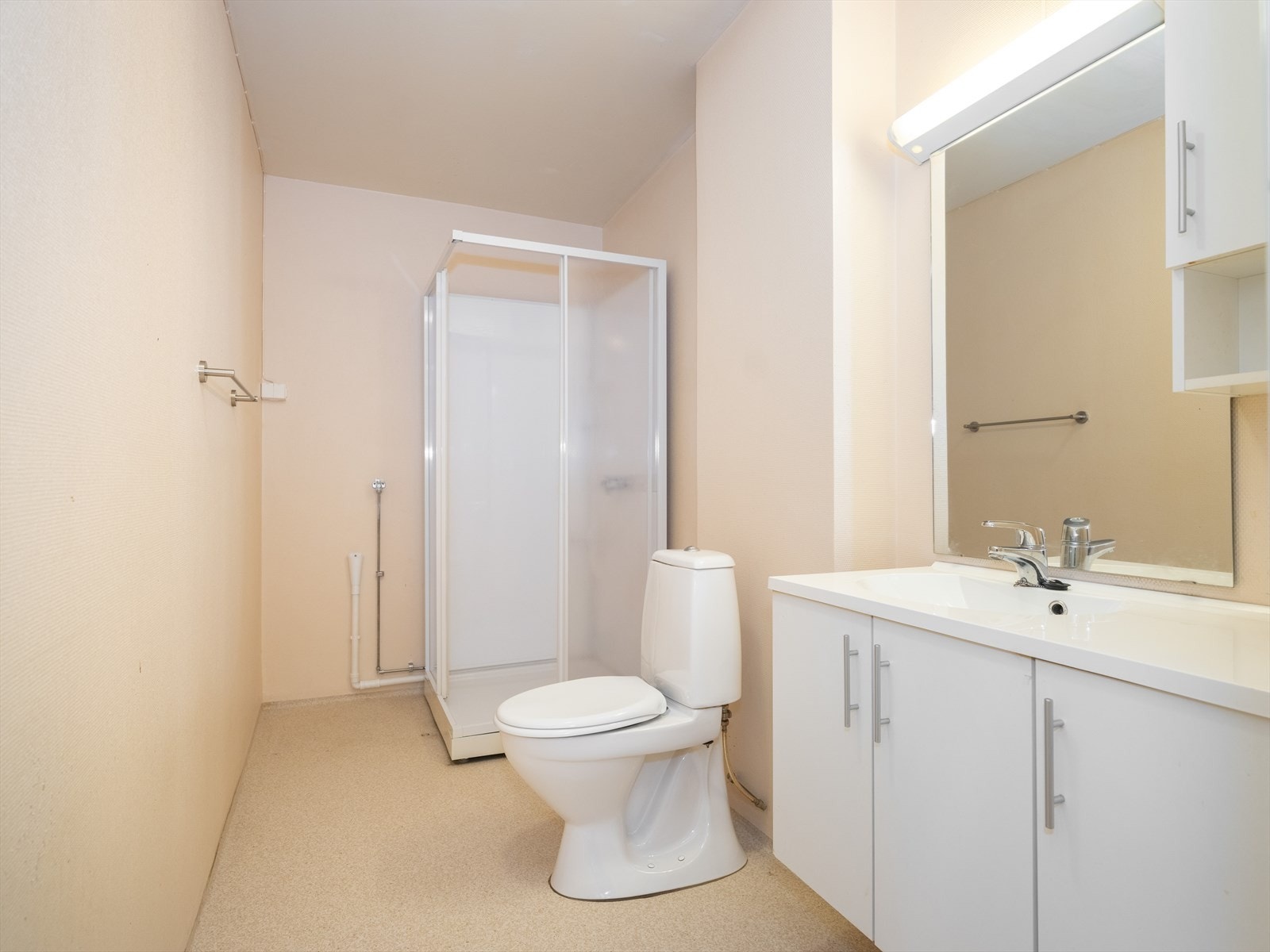 Badet blir renovert ved borettslaget mot slutten av 2025. Badet er nå ett rom, og med litt maling kan dette være brukbart inntil rehabiliteringen starter. Badet blir renovert i god og tidsriktig standard, med nedsenket dusj og innfellbare dusjvegger. Galleribilde