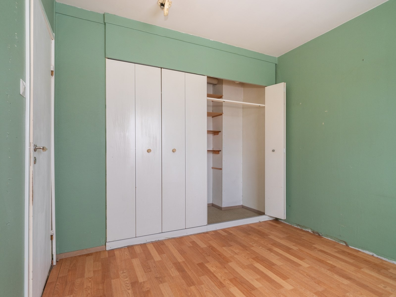 På det ene soverommet er det en romslig innebygget garderobe. Galleribilde