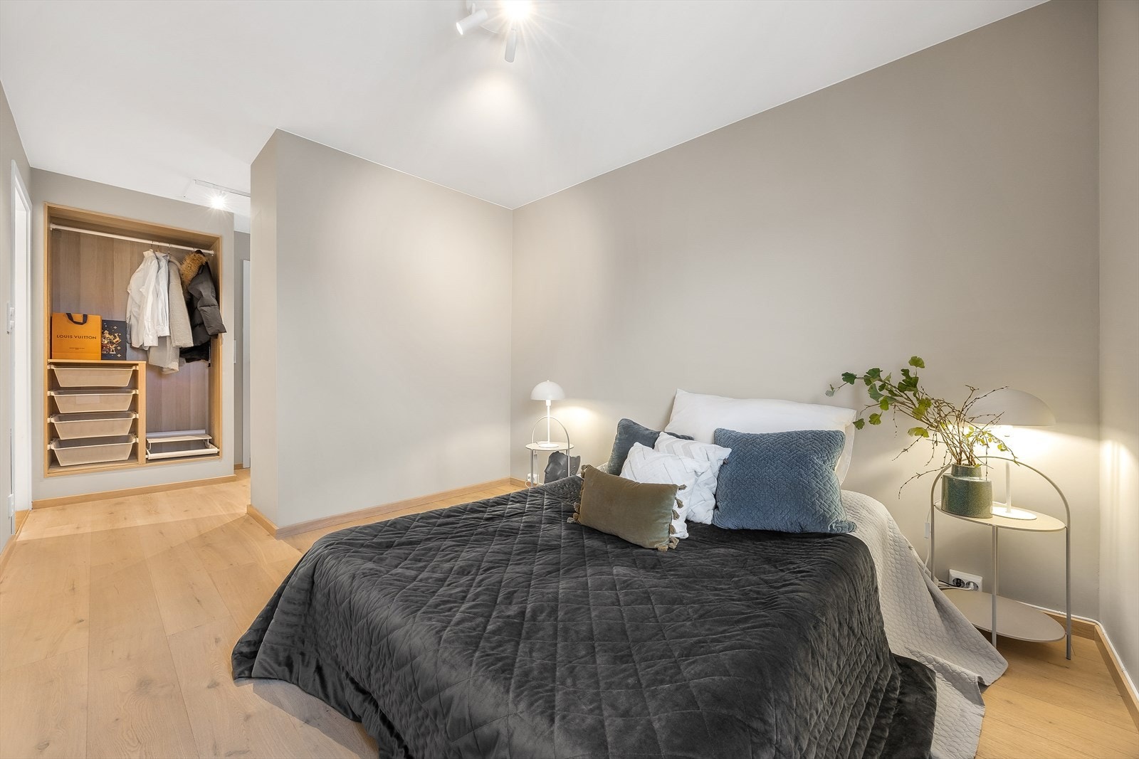 Walk-in-closet og tilgang til eget bad/wc Galleribilde