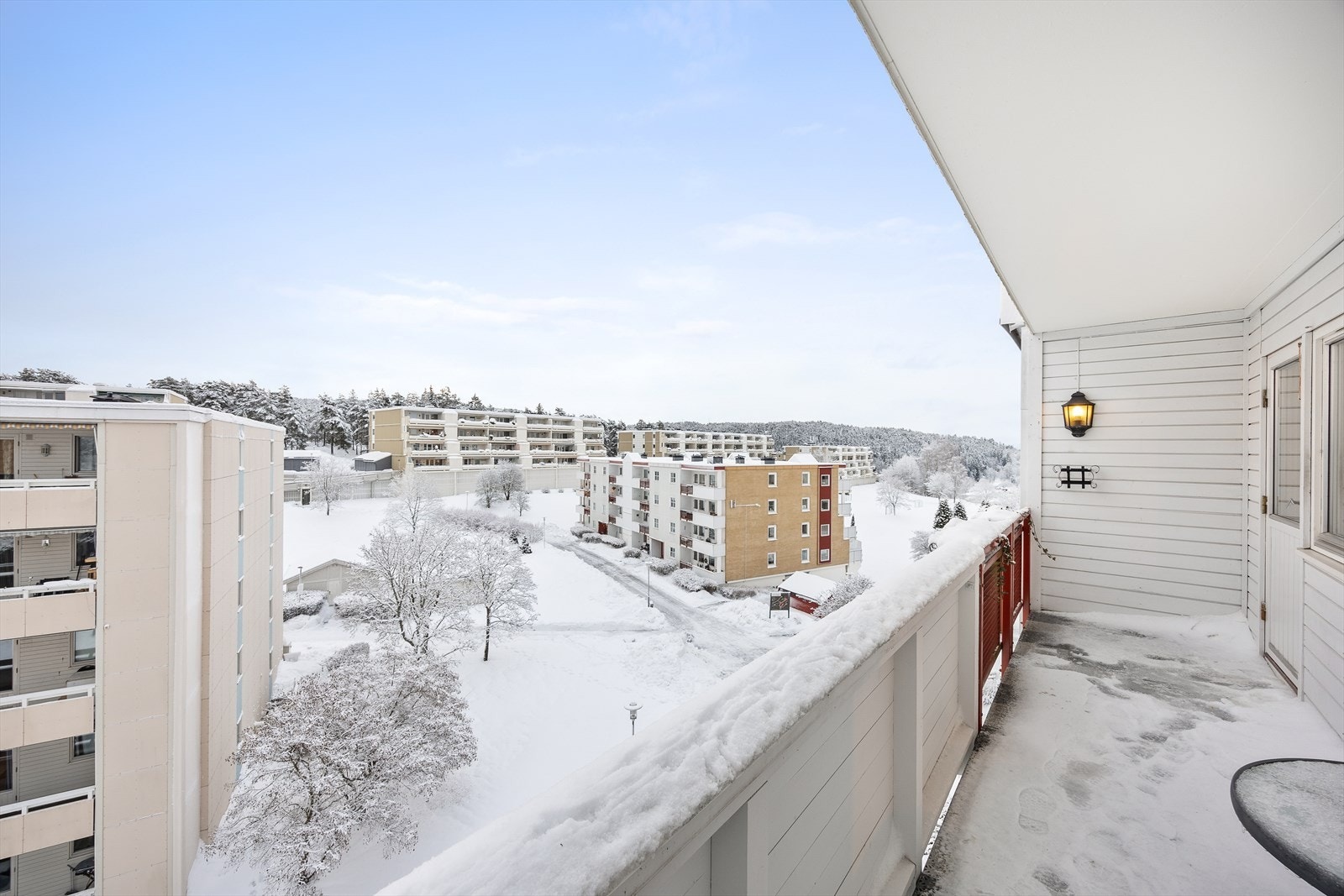 Det er plass til enkelt utemøblement Galleribilde