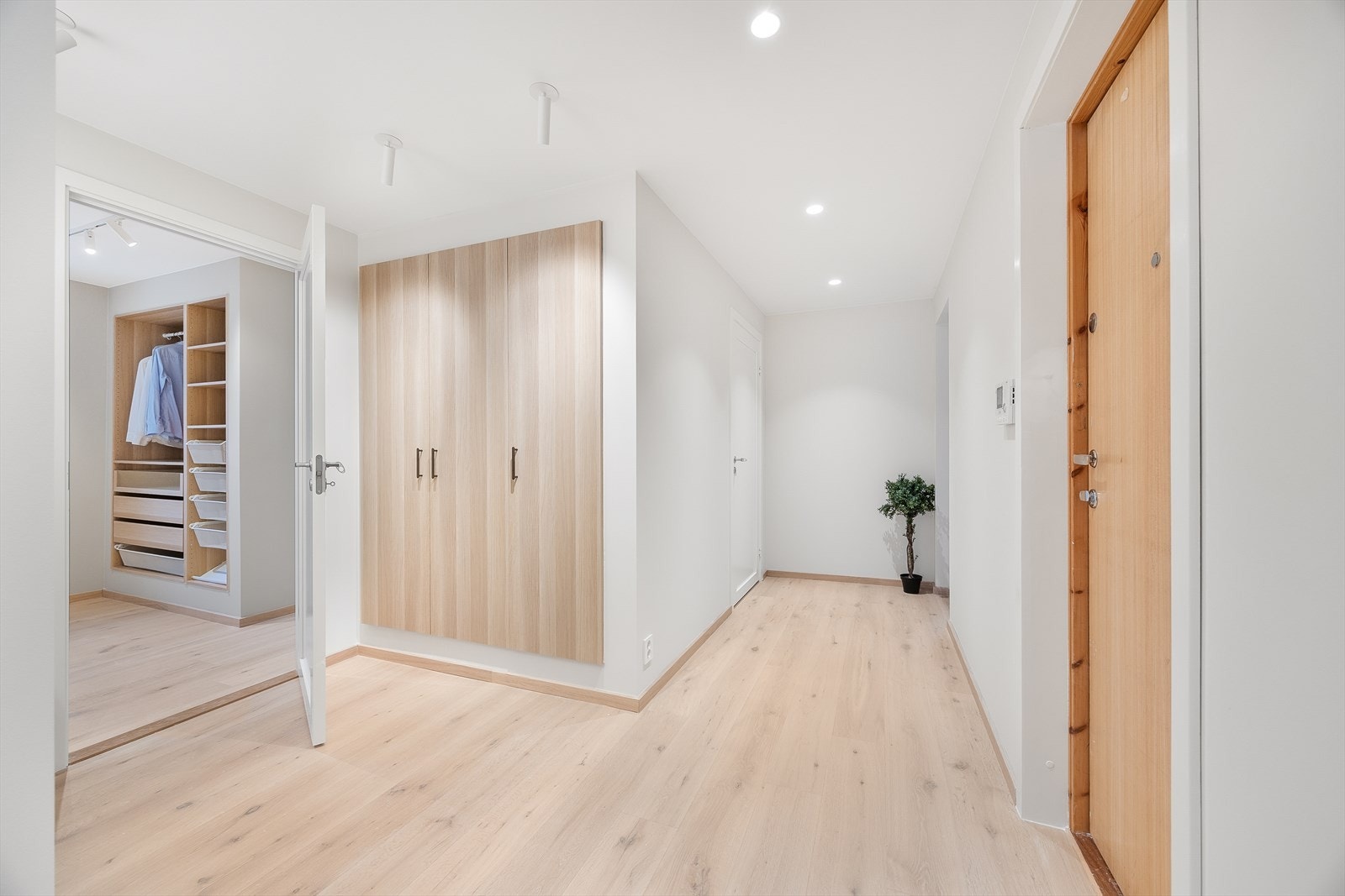 I entréen er det god garderobeplass for vanlig garderobe og oppheng for yttertøy Galleribilde