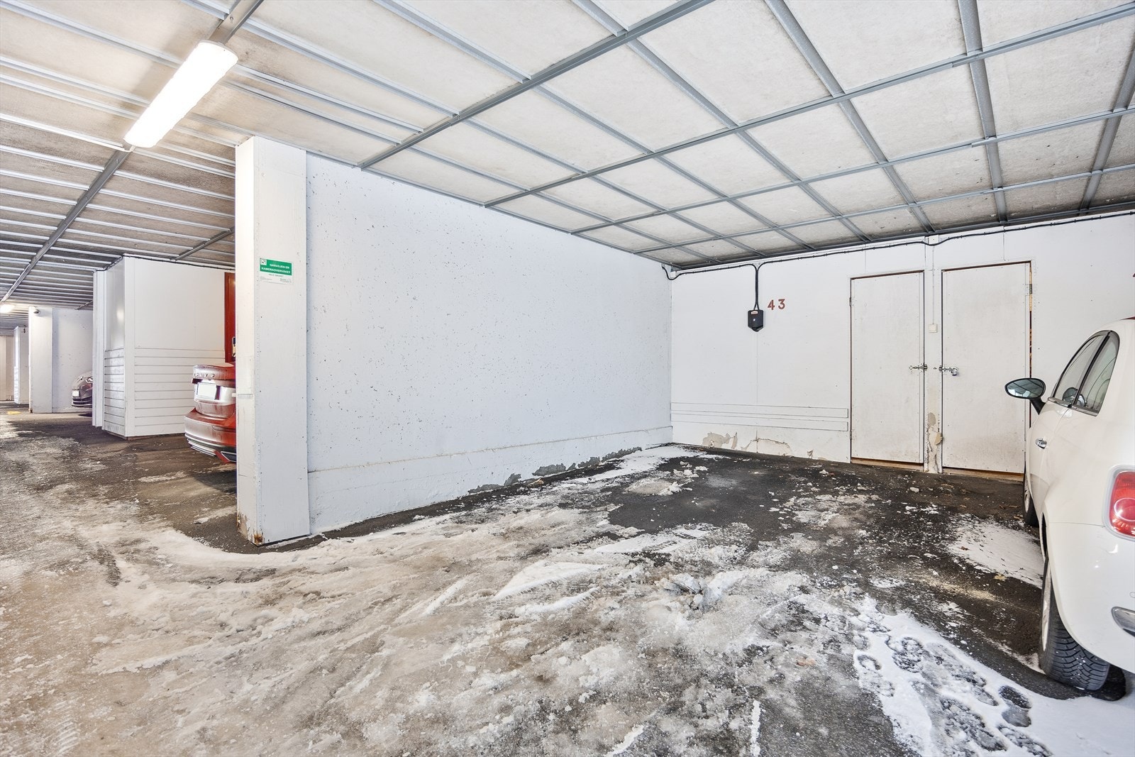 Parkeringsplass med ladeboks Galleribilde