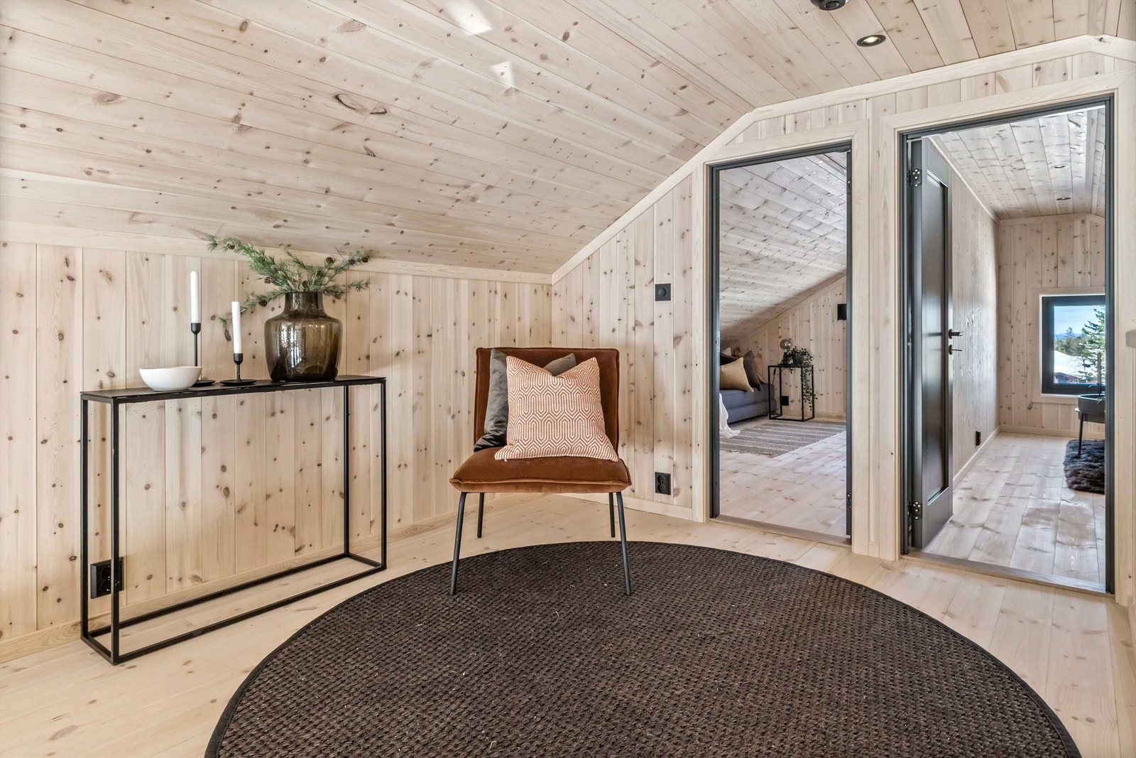 Oppe på hemsen er det delt inn to hemsrom med dører - det gjøres oppmerksom på at disse rommene ikke er godkjent til varig opphold Galleribilde