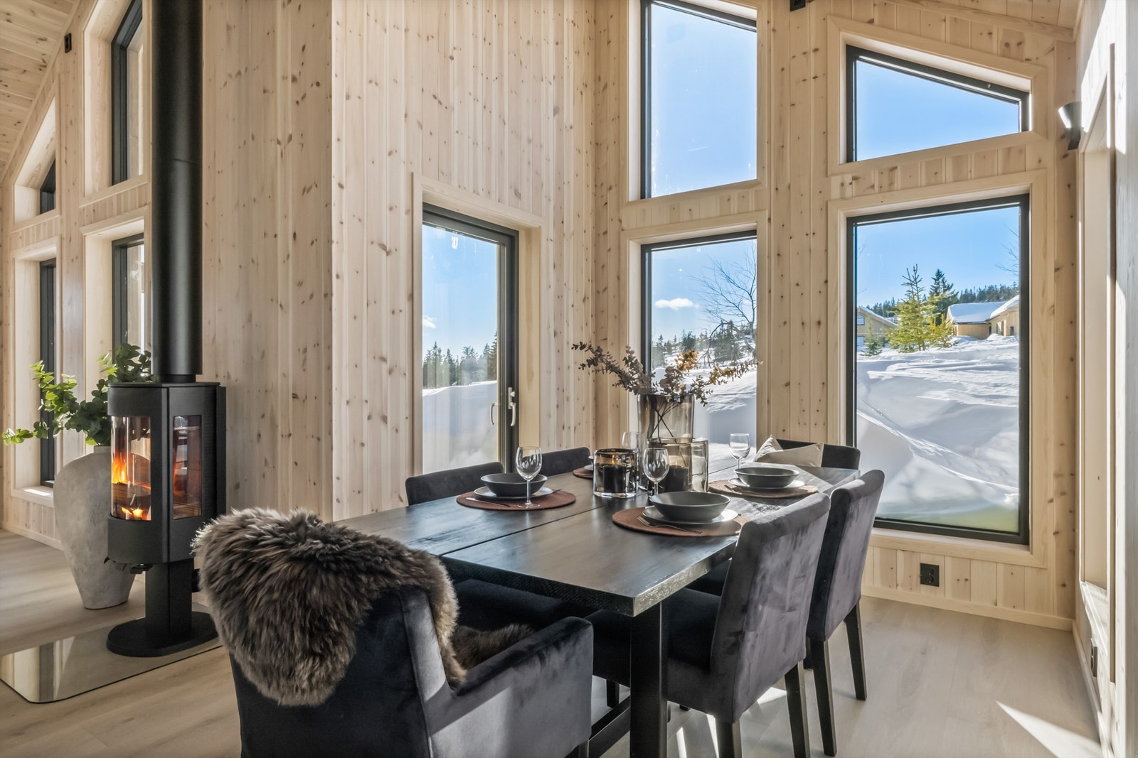 I direkte forlengelse av kjøkkenet og omkranset av store vindusflater er det tilrettelagt for spisestue Galleribilde