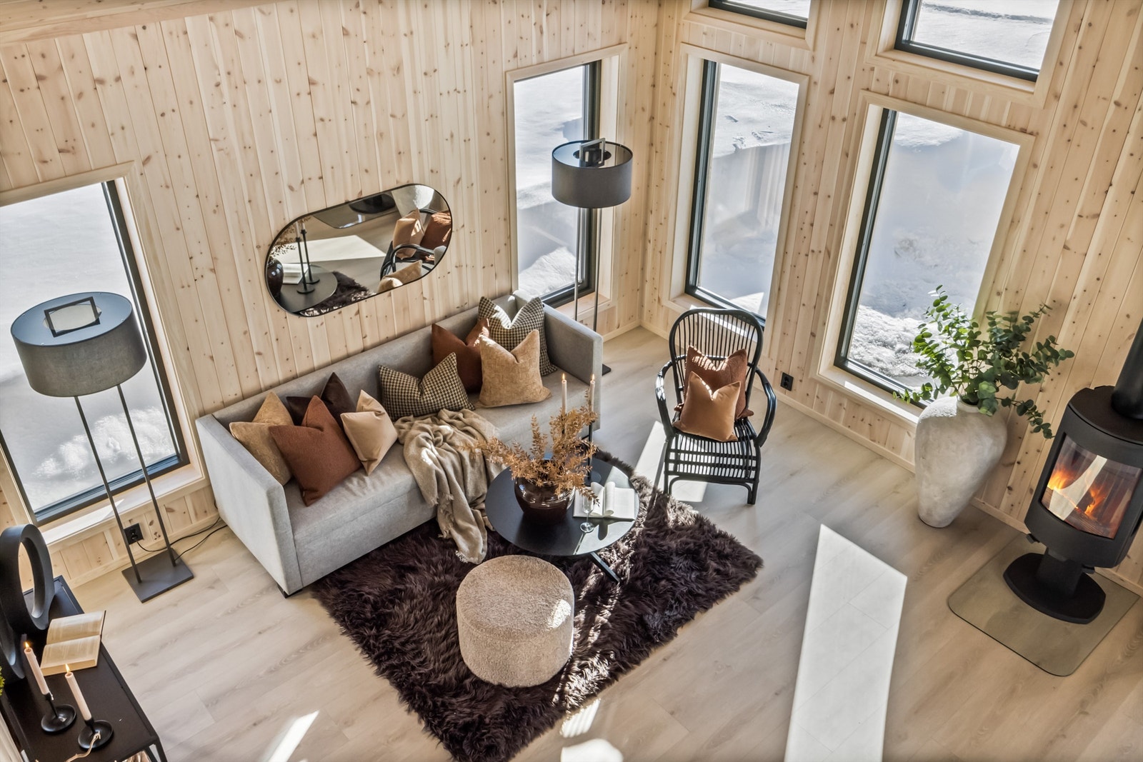 Fra hemsen og ned mot stuen Galleribilde